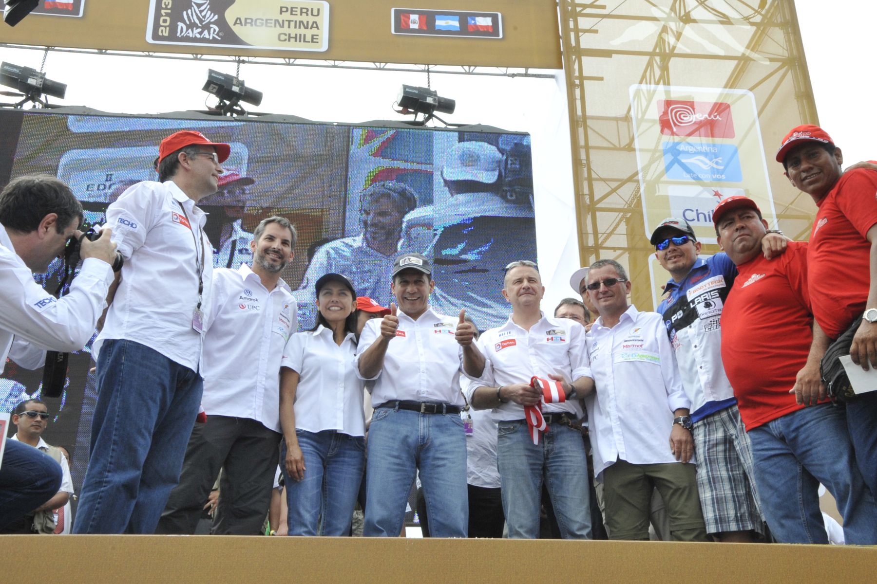 LIMA,PERU-ENERO 02. Jefe de Estado Ollanta Humala Tasso; participó en apertura del Village Dakar y visitó a equipo peruano de corredores que competirán en el Rally Dakar 2013.
Foto Andina/Prensa Presidencia