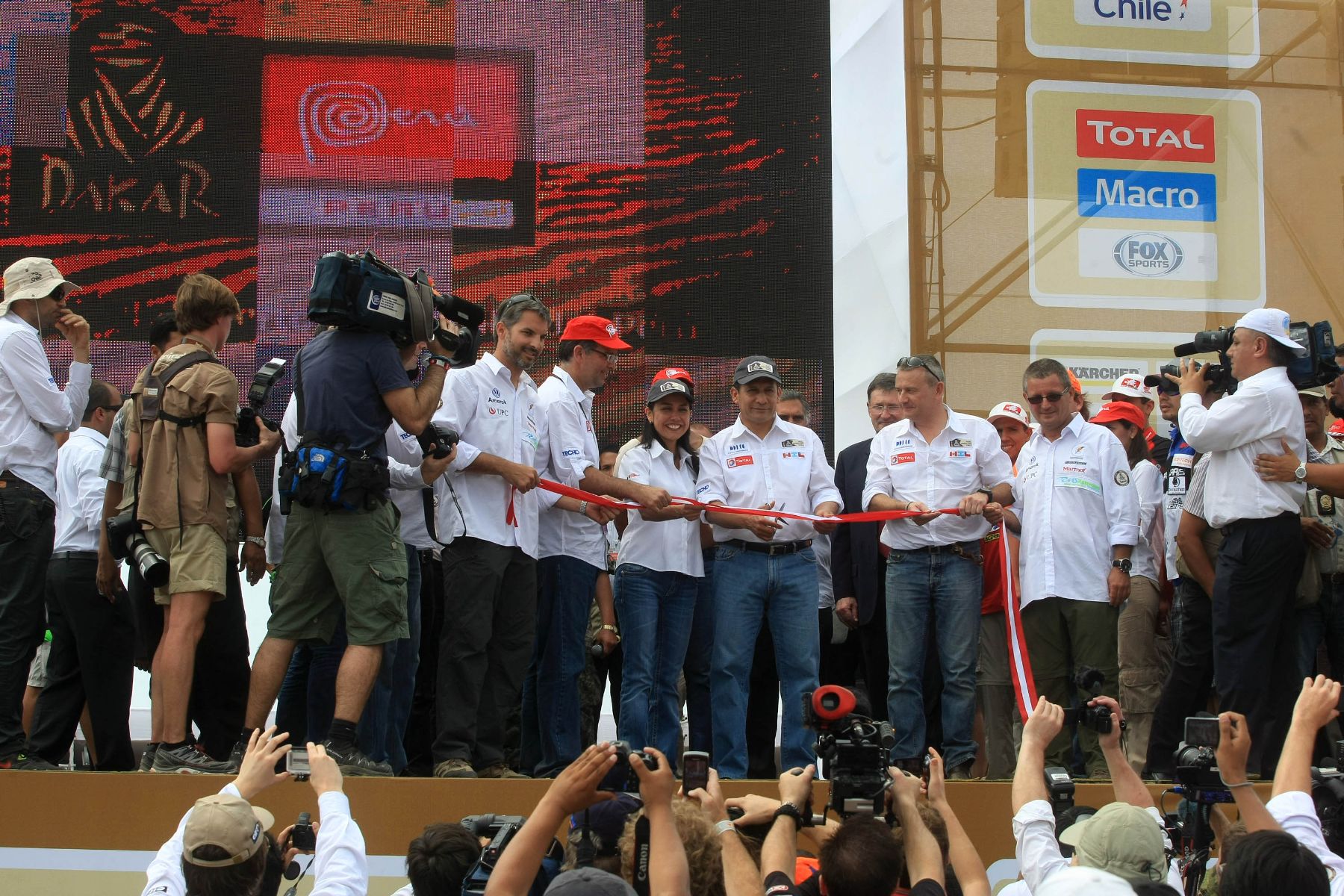 LIMA, PERÚ-ENERO 02. Presidente de la República, Ollanta Humala, corta la cinta que da por inaugurado el Village Dakar.

Foto: ANDINA/Juan Carlos Guzmán Negrini.