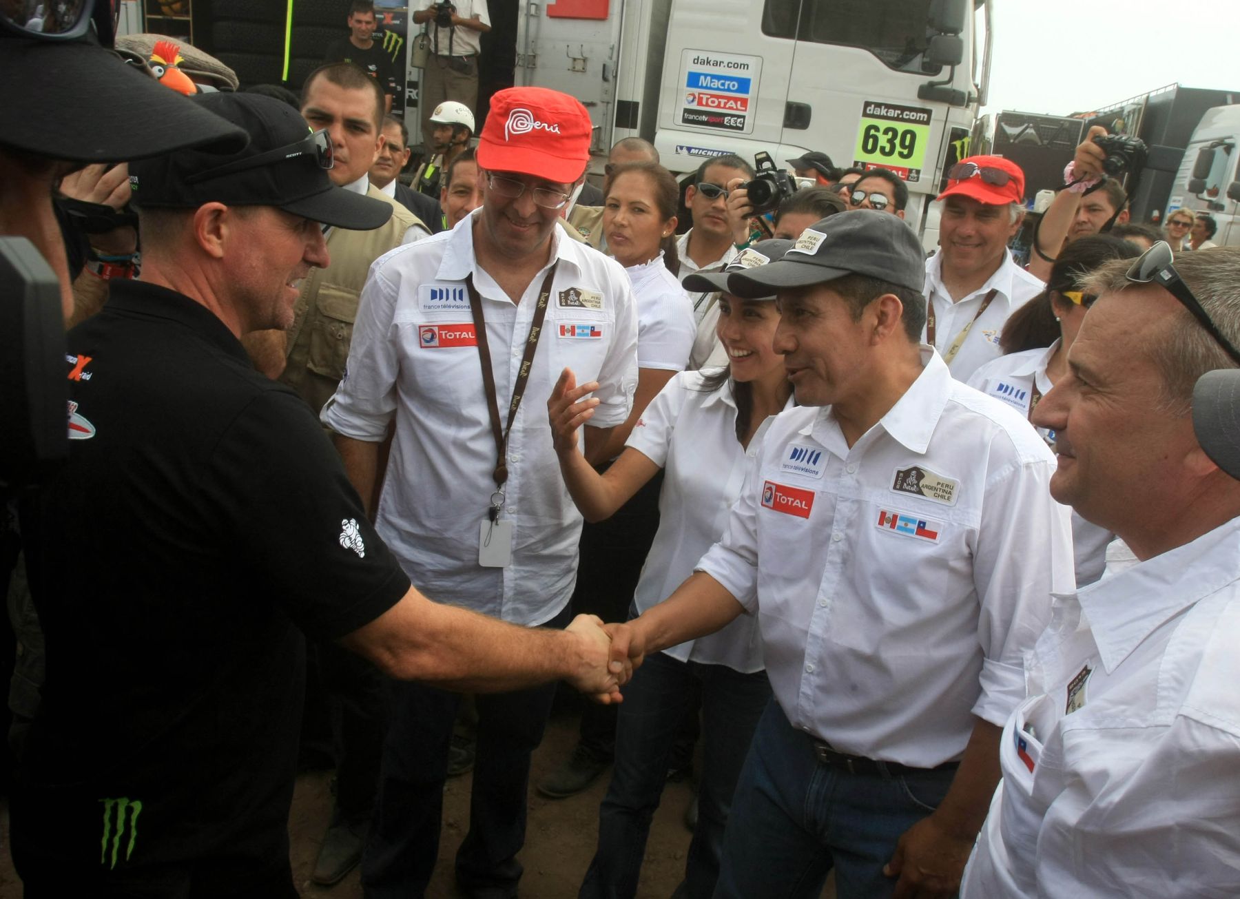 LIMA, PERÚ-ENERO 02. Presidente de la República, Ollanta Humala, intercambia palabras con el campeón del Dakar 2012, Stéphane Peterhansel.

Foto: ANDINA/Juan Carlos Guzmán Negrini.