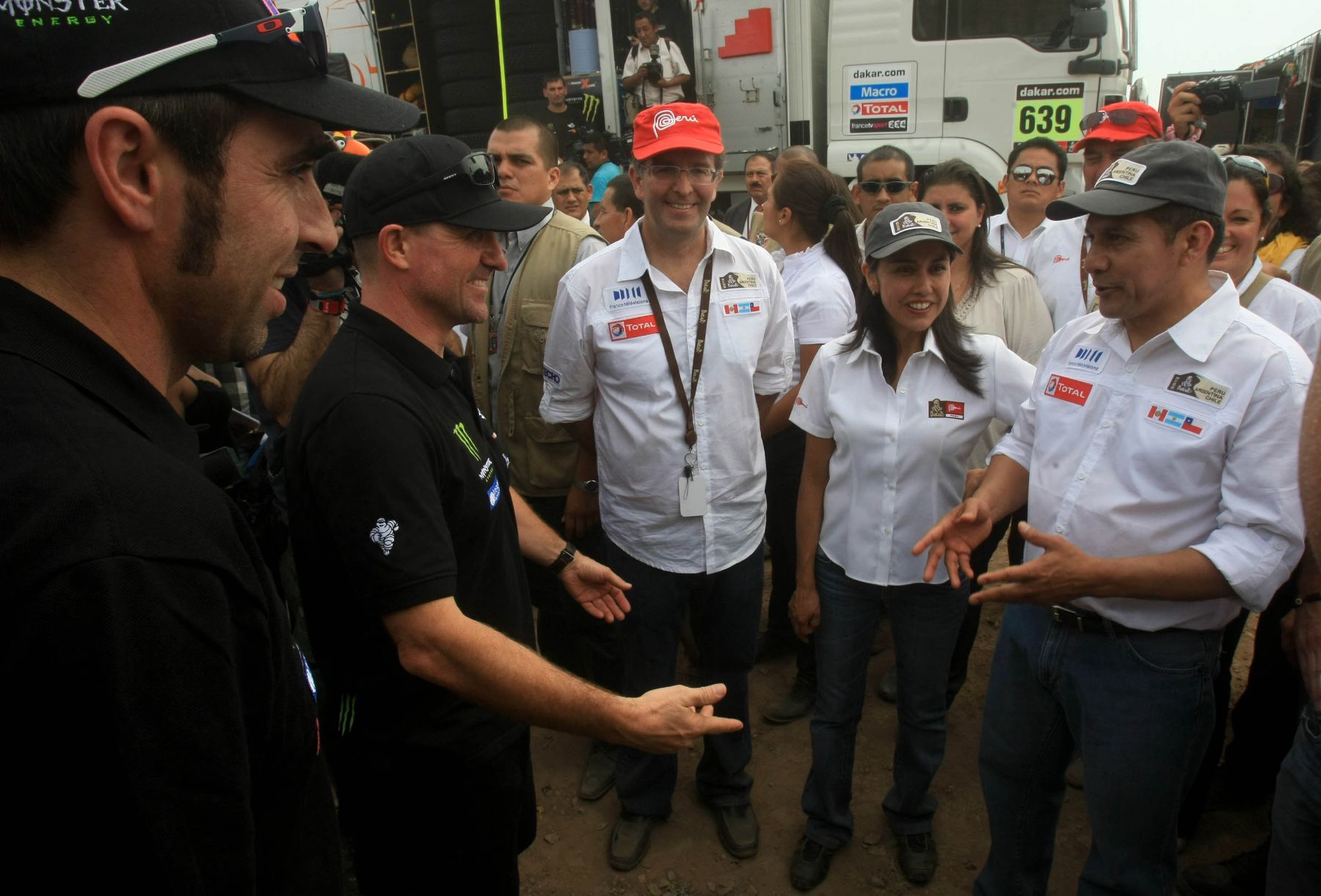 LIMA, PERÚ-ENERO 02. Presidente de la República, Ollanta Humala, intercambia palabras con el campeón del Dakar 2012, Stéphane Peterhansel y el tambien piloto Nani Roma.

Foto: ANDINA/Juan Carlos Guzmán Negrini.