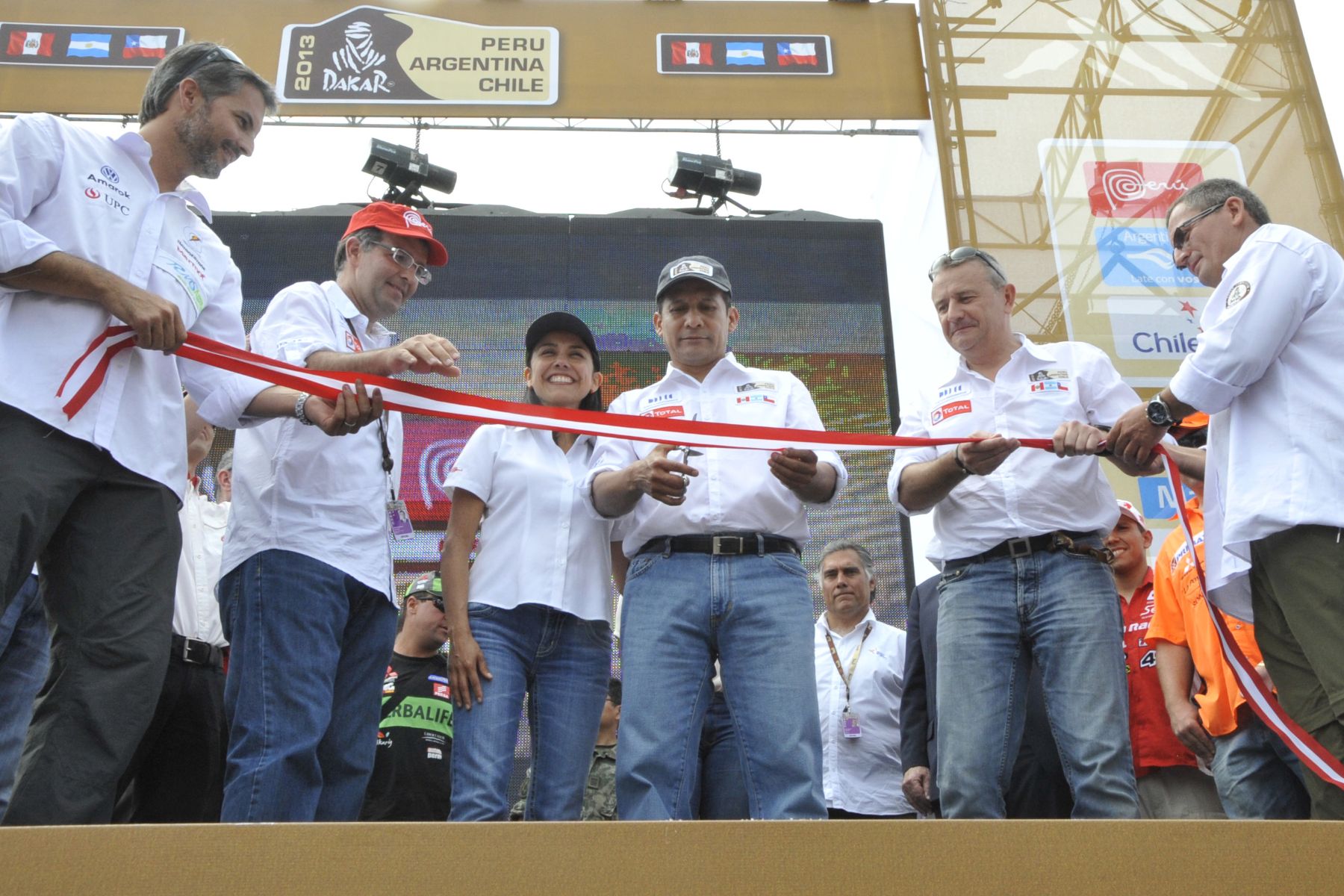 LIMA,PERU-ENERO 02. Jefe de Estado Ollanta Humala Tasso; participó en apertura del Village Dakar y visitó a equipo peruano de corredores que competirán en el Rally Dakar 2013.
Foto Andina/Prensa Presidencia