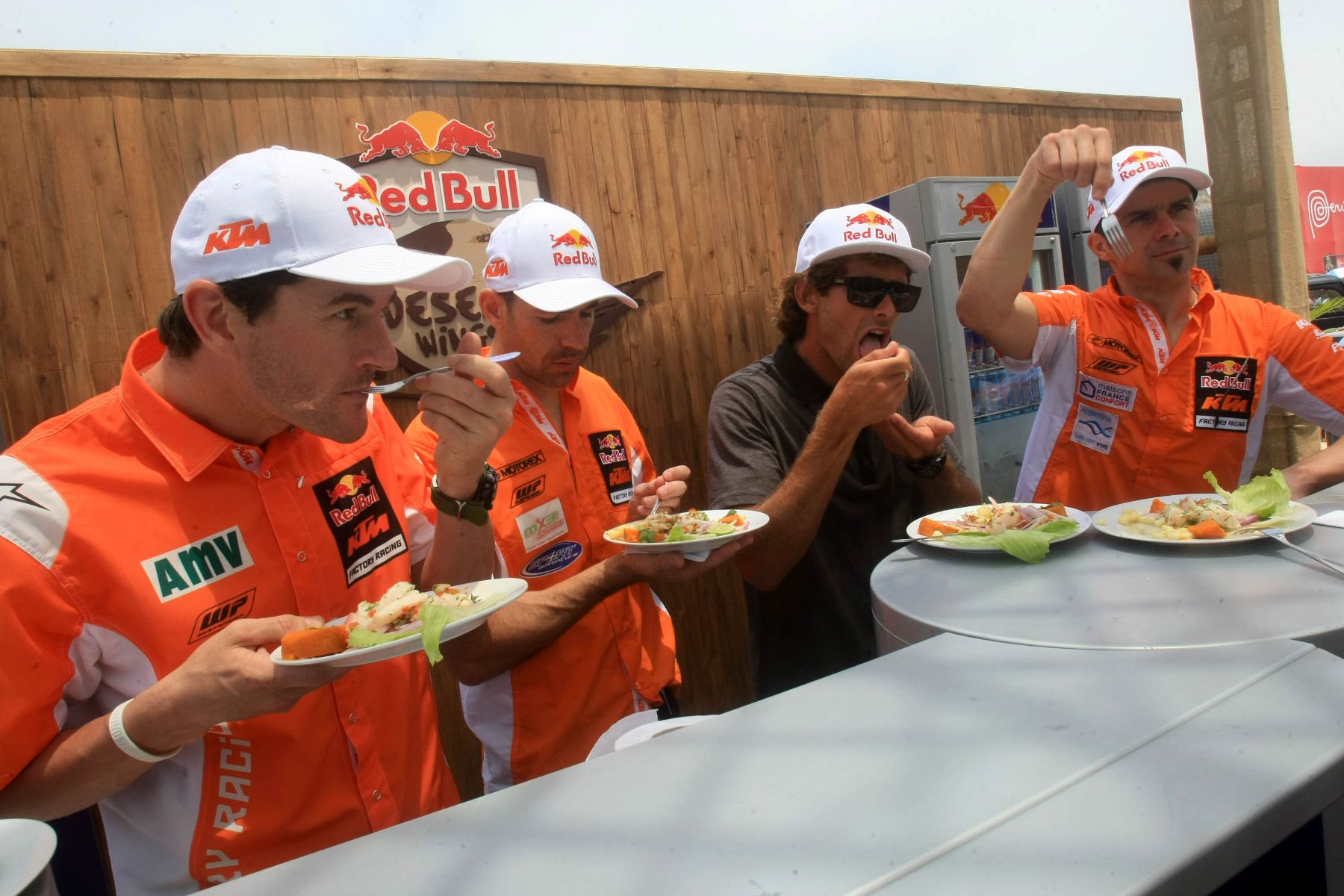 LIMA, PERÚ-ENERO 04. Los pilotos del Team Red Bull, el francés Cyril Despres y el español Marc Coma, prepararon ceviche en el Village Dakar.

Foto:ANDINA / Juan Carlos Guzmán Negrini.