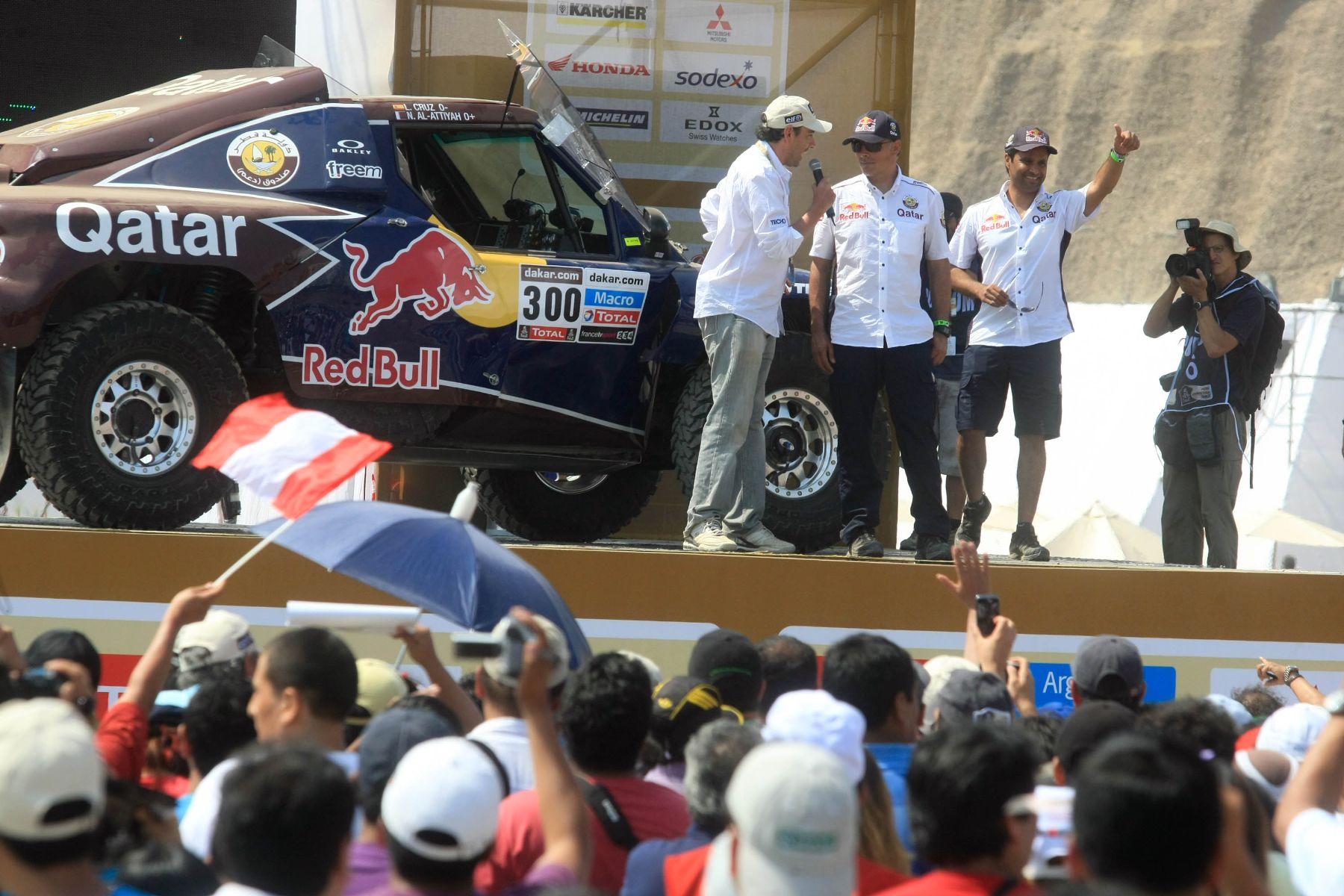 LIMA, PERÚ-ENERO 04. Piloto Qatarí, Nasser Al-Attiyah, saluda al público peruano.

Foto:ANDINA / Juan Carlos Guzmán Negrini.