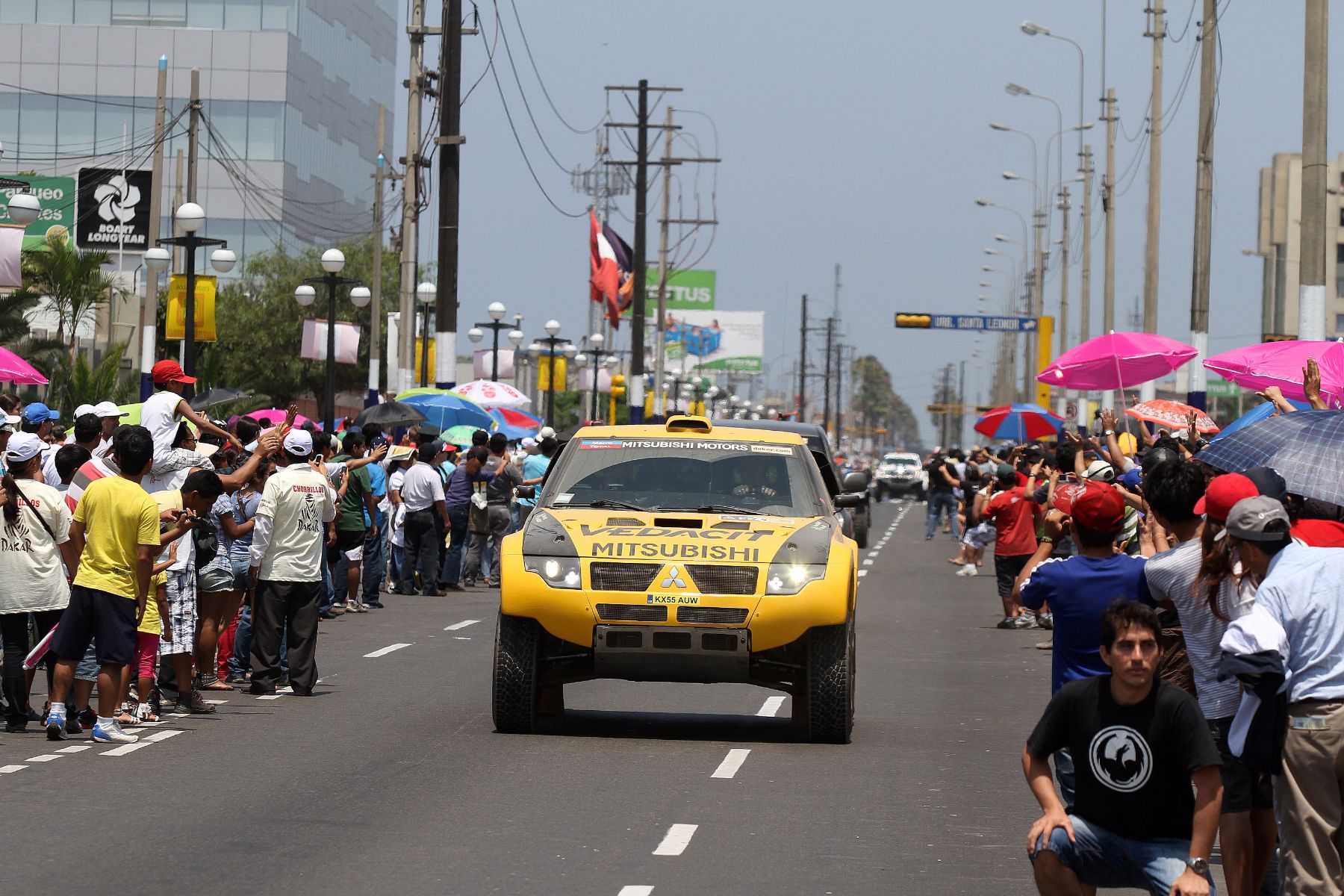 LIMA, PERÚ - ENERO 05. Competidores del Rally Dakar atraviesan la avenida Huaylas en Chorrillos para el deleite de los espectadores. Foto: ANDINA/Marco del Río