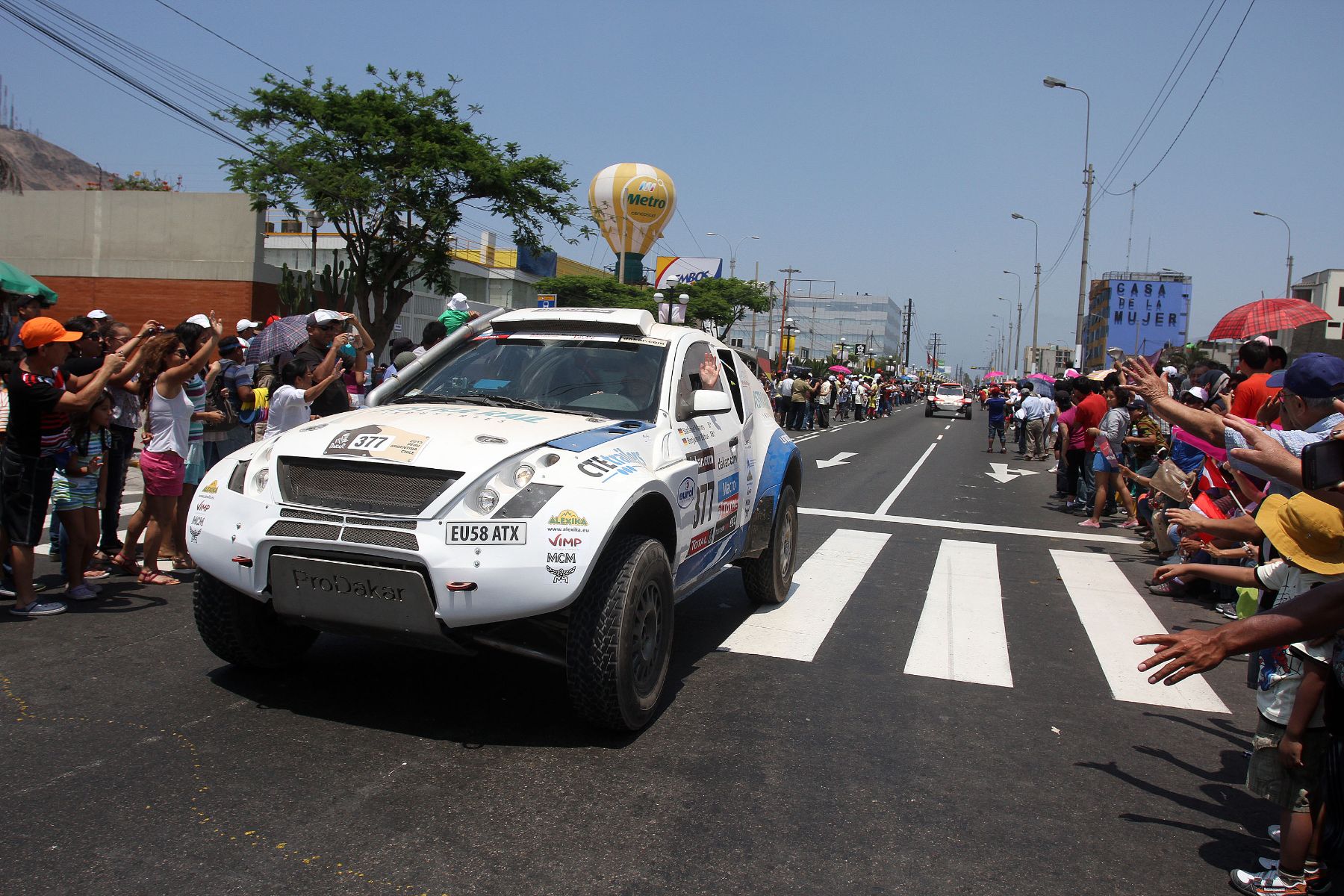 LIMA, PERÚ - ENERO 05. Competidores del Rally Dakar atraviesan la avenida Huaylas en Chorrillos para el deleite de los espectadores. Foto: ANDINA/Marco del Río