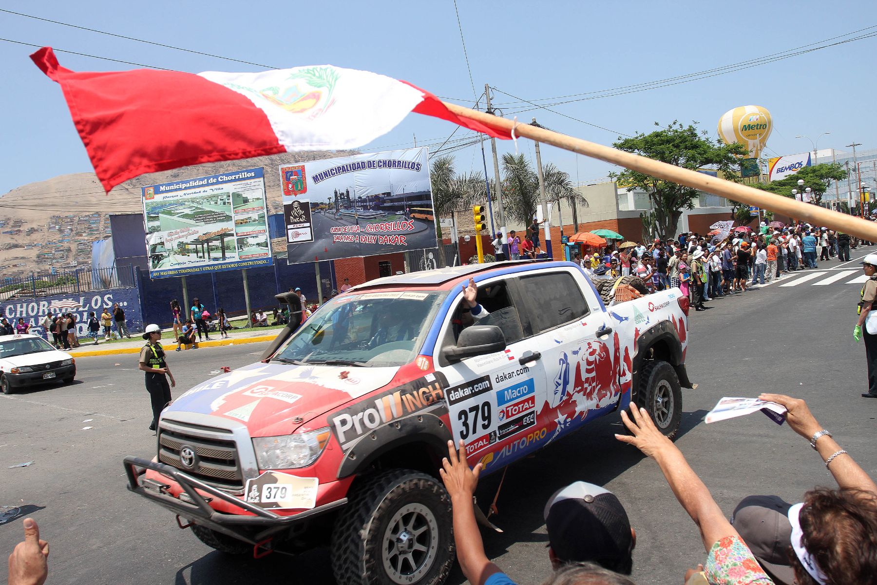 LIMA, PERÚ - ENERO 05. Competidores del Rally Dakar atraviesan la avenida Huaylas en Chorrillos para el deleite de los espectadores. Foto: ANDINA/Marco del Río