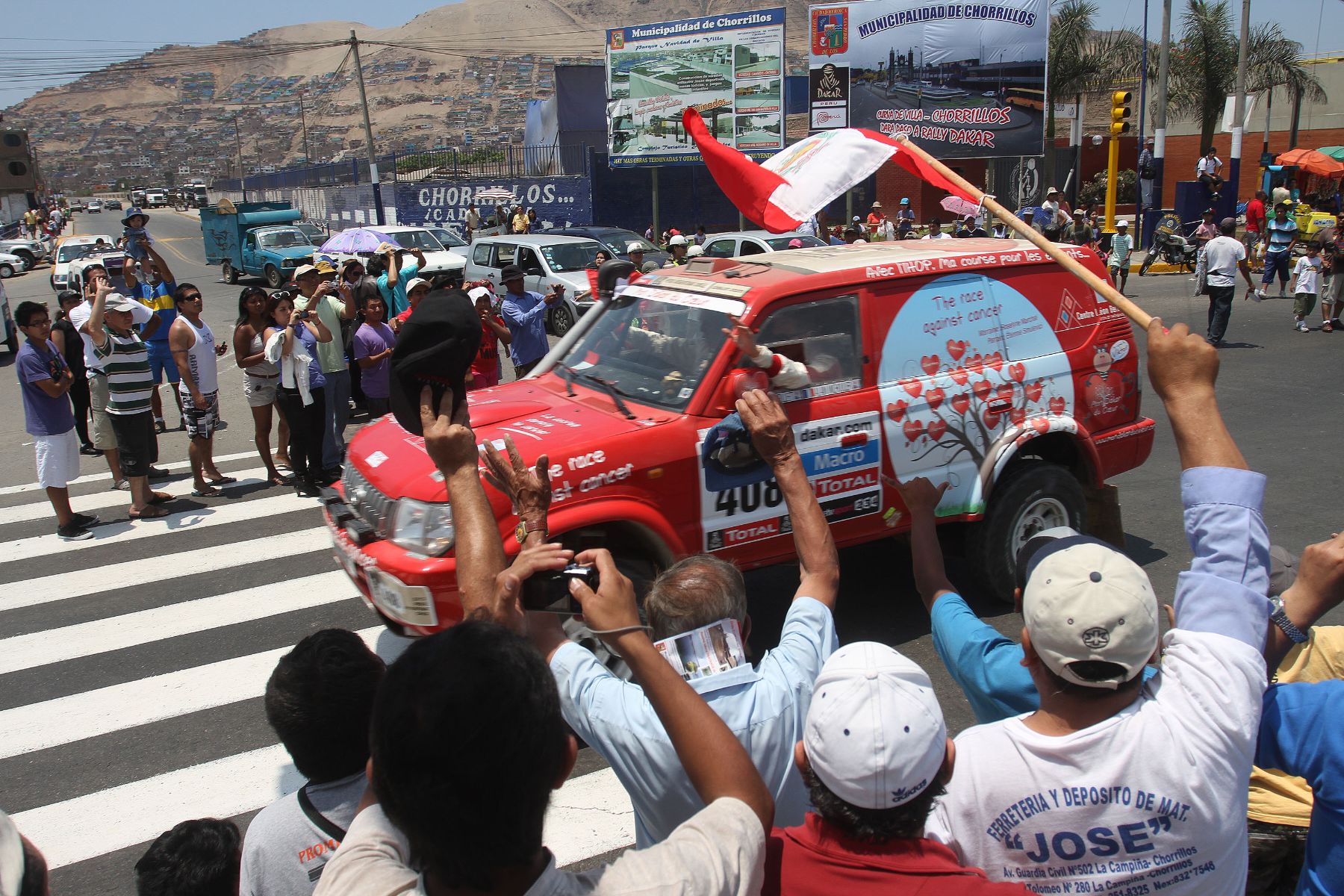 LIMA, PERÚ - ENERO 05. Competidores del Rally Dakar atraviesan la avenida Huaylas en Chorrillos para el deleite de los espectadores. Foto: ANDINA/Marco del Río