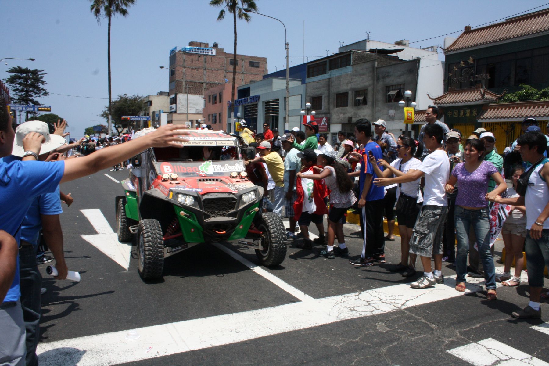 LIMA, PERÚ - ENERO 05. Competidores del Rally Dakar atraviesan la avenida Hualyas para el deleite de sus espectadores. Foto: ANDINA / Juan Carlos  Chavez