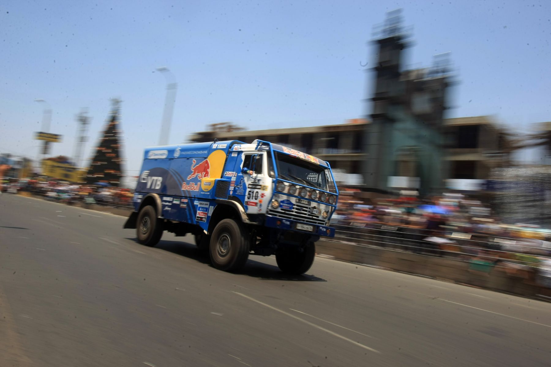 LIMA, PERÚ - ENERO 05. Competidores del Rally Dakar atraviesan la avenida Huaylas en Chorrillos para el deleite de los espectadores. Foto: ANDINA/Juan Carlos Guzman