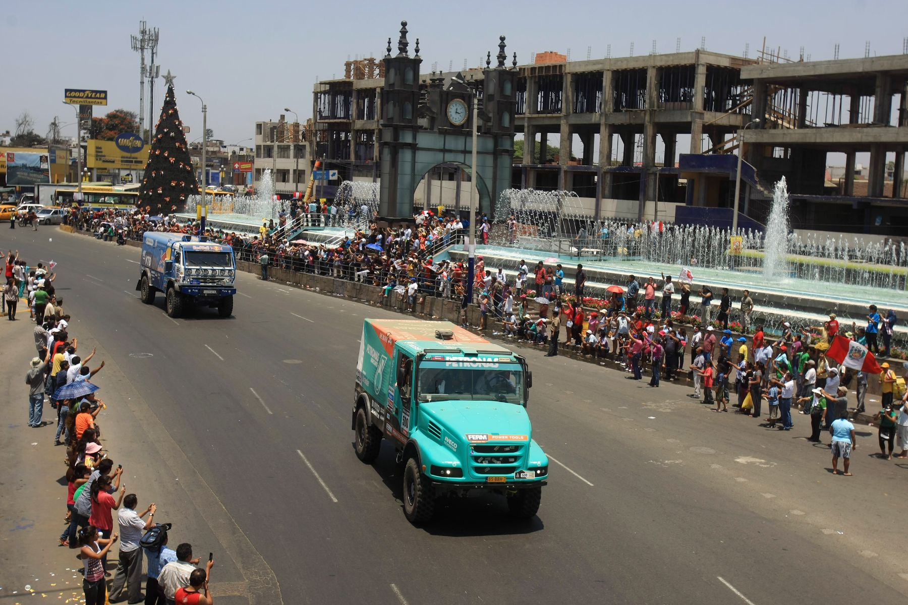LIMA, PERÚ - ENERO 05. Competidores del Rally Dakar atraviesan la avenida Huaylas en Chorrillos para el deleite de los espectadores. Foto: ANDINA/Juan Carlos Guzman