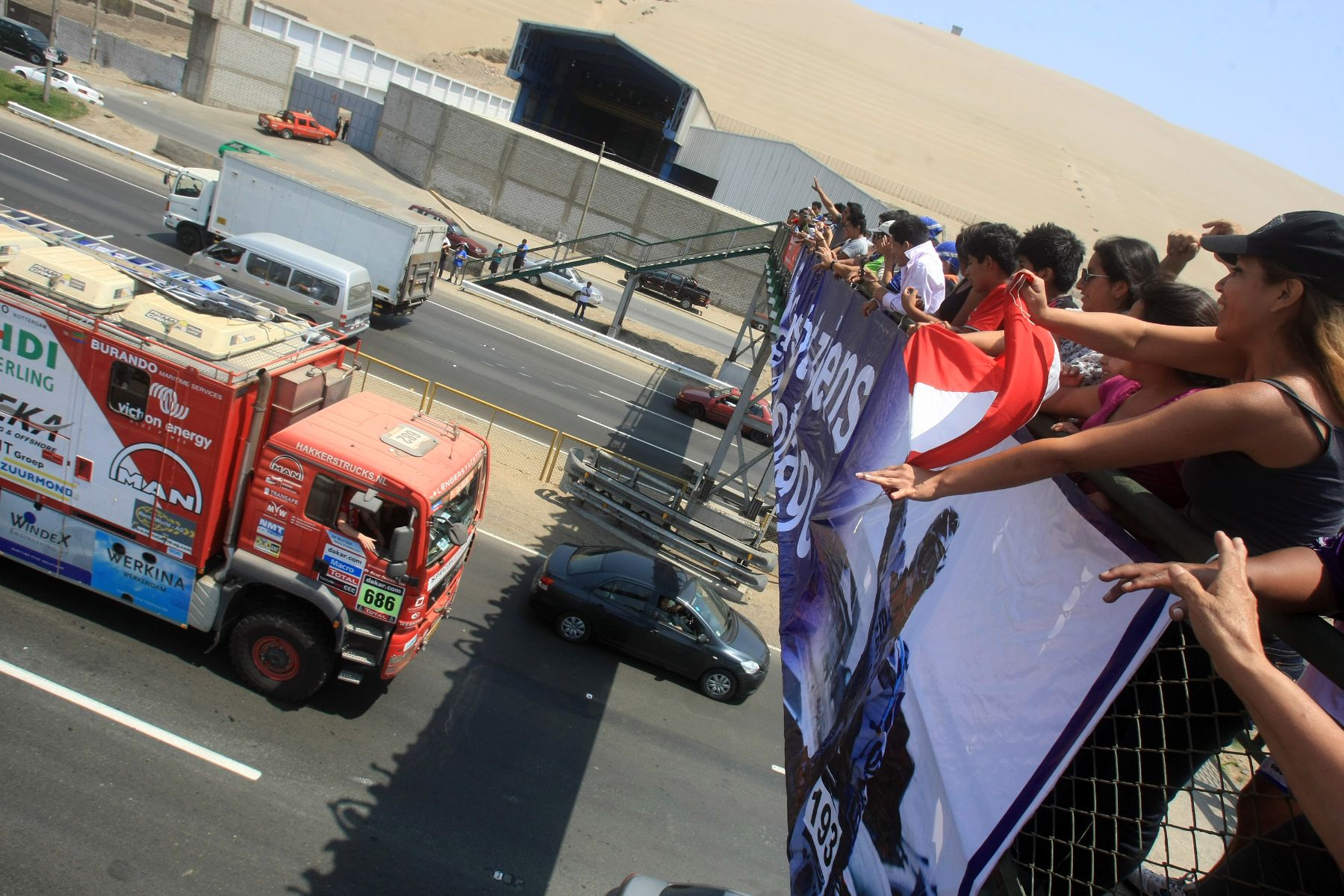 LIMA, PERÚ - ENERO 05. Competidores del Rally Dakar atraviesan la panamericana sur para el deleite de los espectadores. Foto: ANDINA/Juan Carlos Guzman