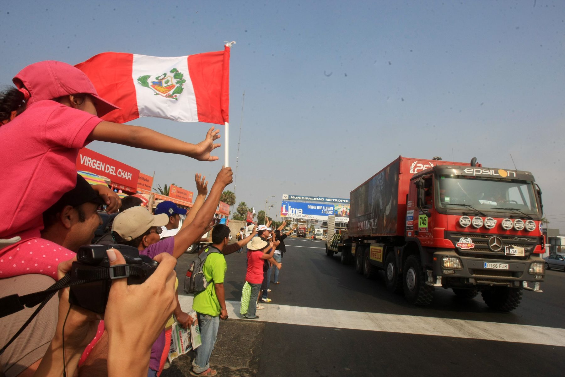 LIMA, PERÚ - ENERO 05. Competidores del Rally Dakar atraviesan la panamericana sur para el deleite de los espectadores. Foto: ANDINA/Juan Carlos Guzman