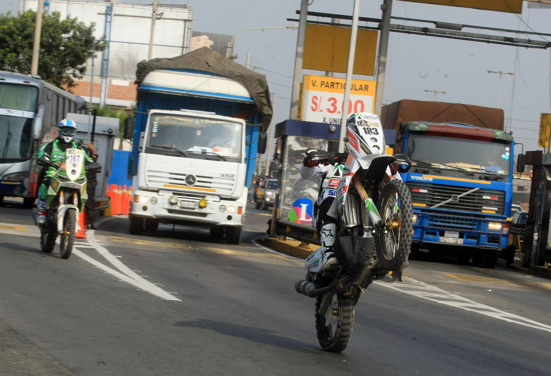LIMA, PERÚ - ENERO 05. Competidores del Rally Dakar pagaron peaje en la panamericana sur. Foto: ANDINA/Juan Carlos Guzman
