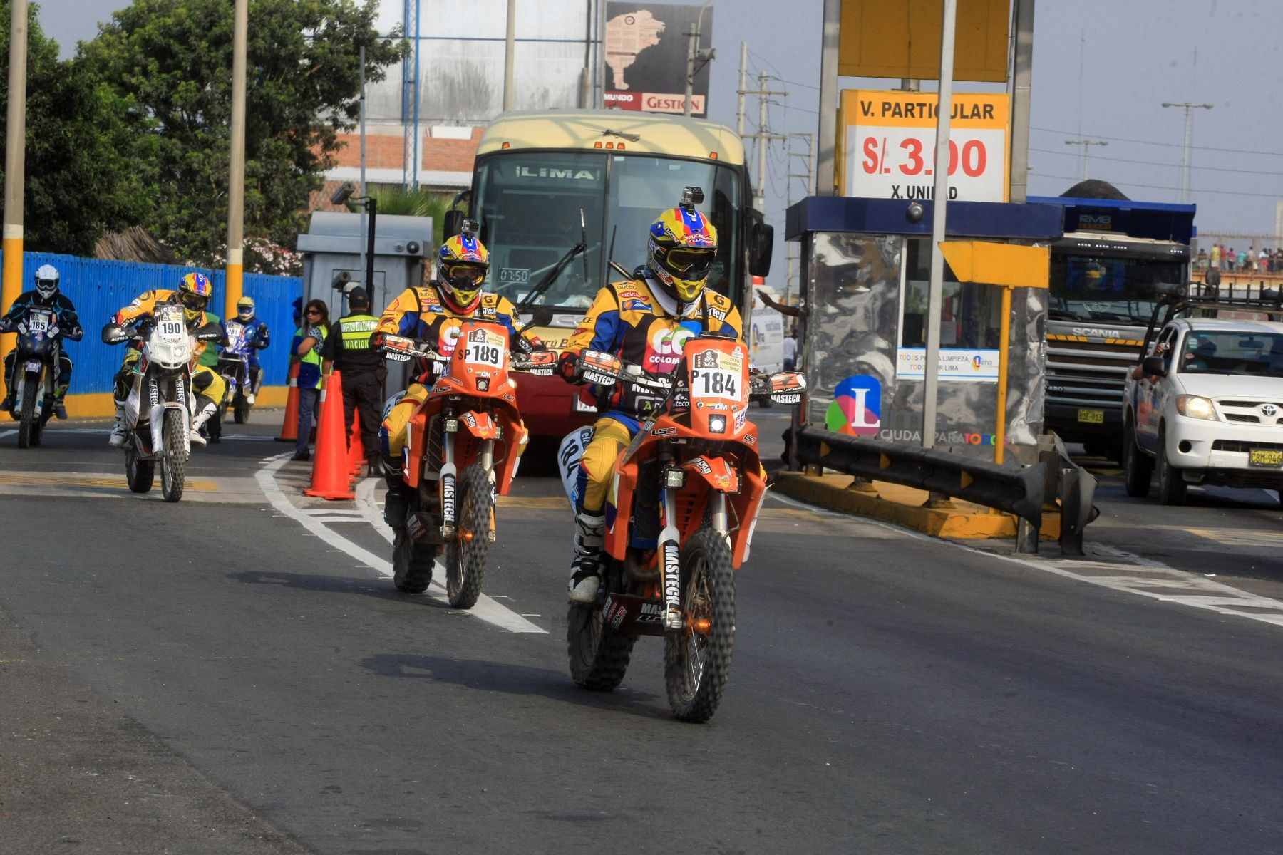 LIMA, PERÚ - ENERO 05. Competidores del Rally Dakar pagaron peaje en la panamericana sur. Foto: ANDINA/Juan Carlos Guzman