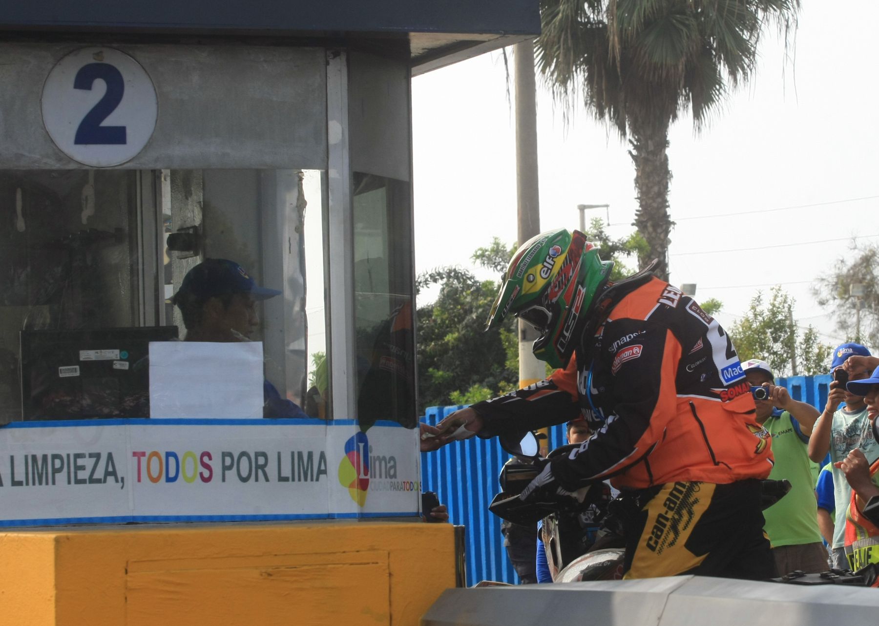 LIMA, PERÚ - ENERO 05. Competidores del Rally Dakar pagaron peaje en la panamericana sur. Foto: ANDINA/Juan Carlos Guzman