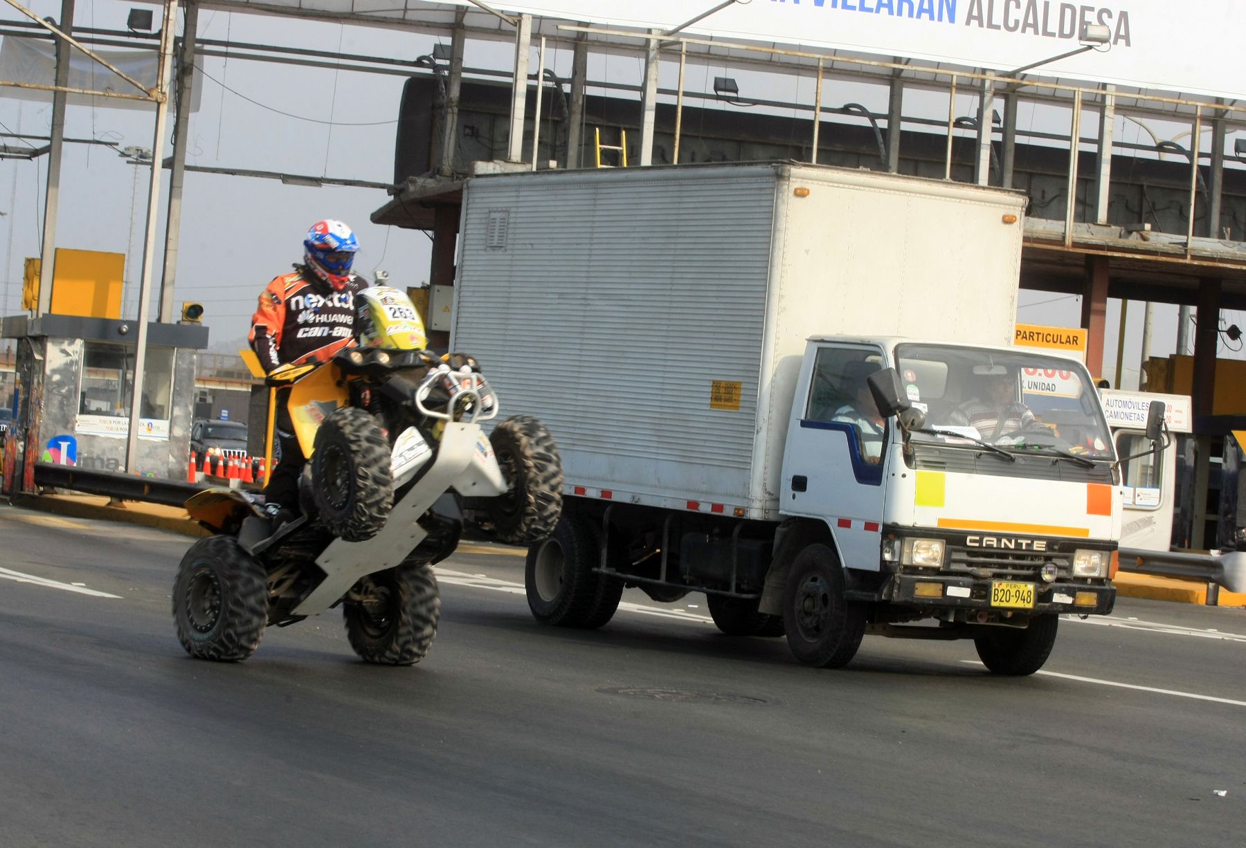 LIMA, PERÚ - ENERO 05. Competidores del Rally Dakar durante su paso por la panamerica sur. Foto: ANDINA/Juan Carlos Guzman