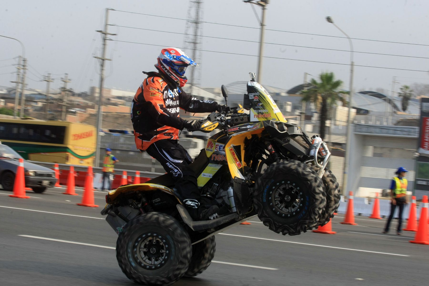 LIMA, PERÚ - ENERO 05. Competidores del Rally Dakar pagaron peaje en la panamericana sur. Foto: ANDINA/Juan Carlos Guzman
