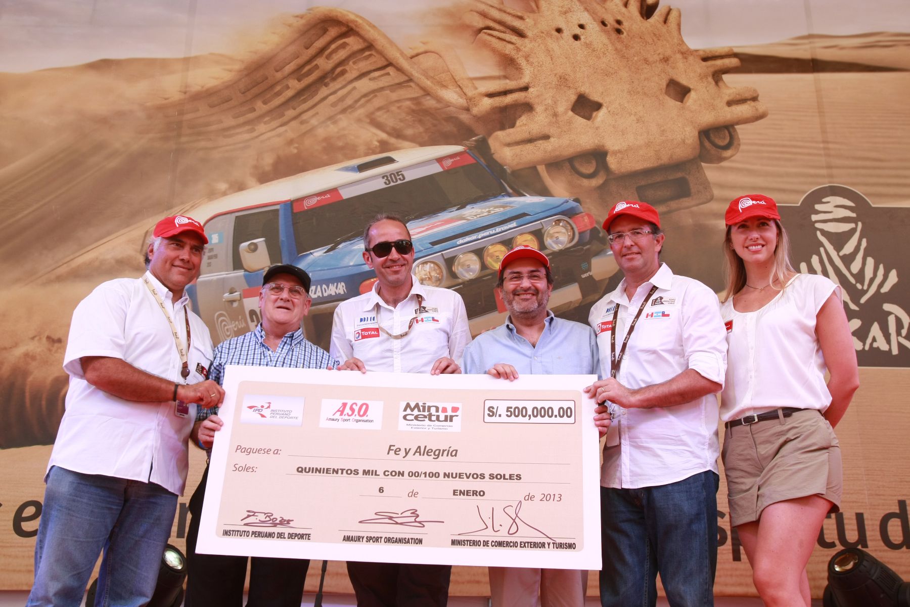 PISCO,PERÚ-ENERO 06.Jefe del gabinete,Juan Jiménez Mayor participó en la entrega de cheque por la Organización del Dakar para colegio Fé y Alegría de la ciudad de Pisco.Foto: ANDINA/Jack Ramón.