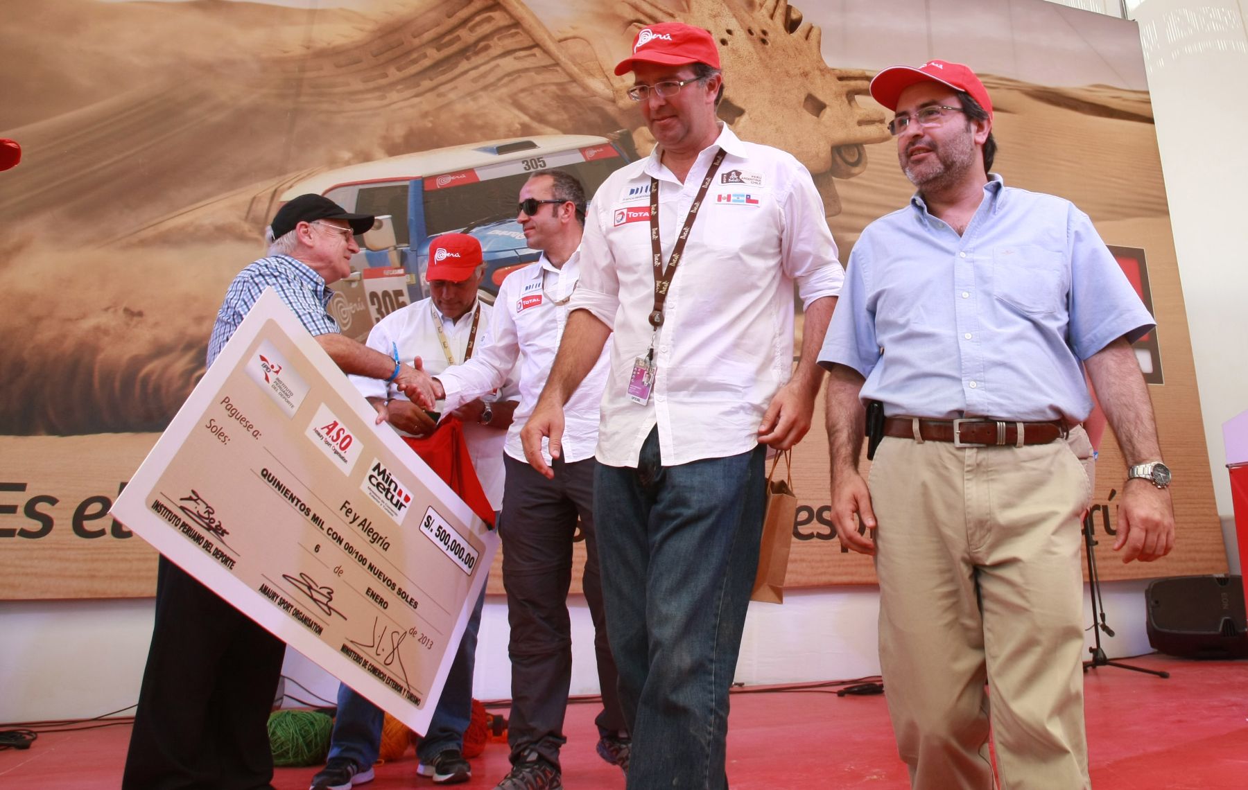 PISCO,PERÚ-ENERO 06.Jefe del gabinete,Juan Jiménez Mayor participó en la entrega de cheque por la Organización del Dakar para colegio Fé y Alegría de la ciudad de Pisco.Foto: ANDINA/Jack Ramón.