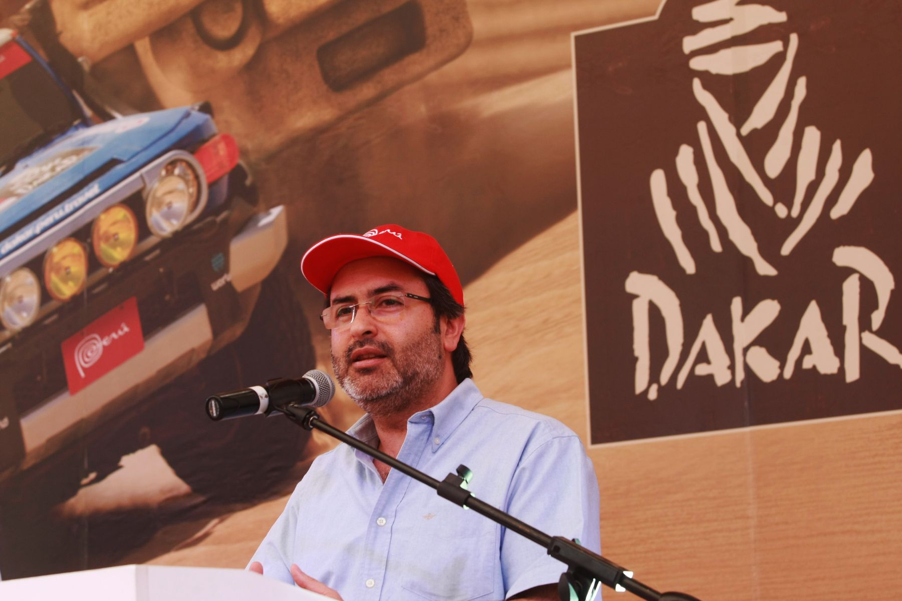 PISCO,PERÚ-ENERO 06.Jefe del gabinete,Juan Jiménez Mayor participó en la entrega de cheque por la Organización del Dakar para colegio Fé y Alegría de la ciudad de Pisco.Foto: ANDINA/Jack Ramón.