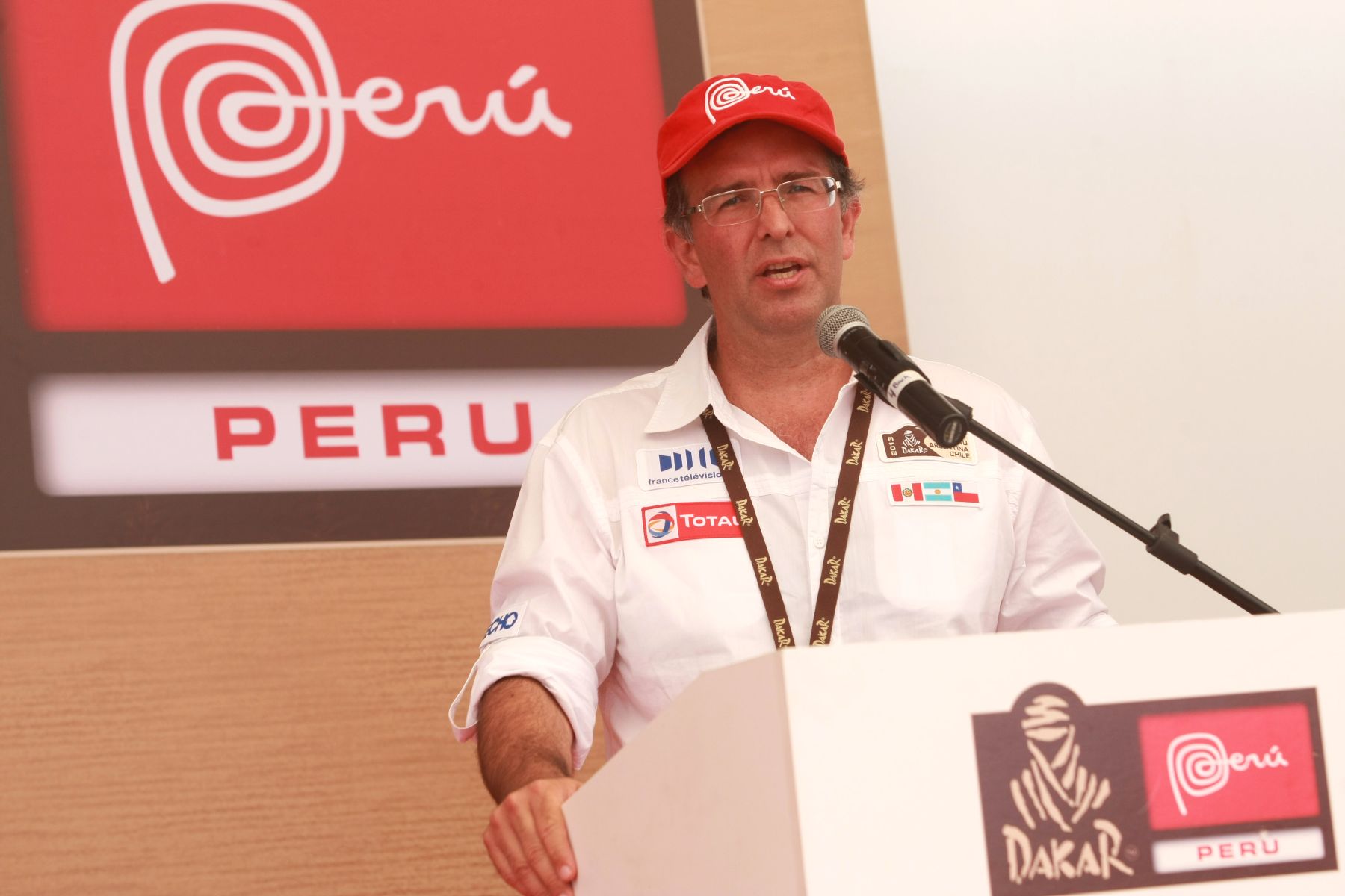 PISCO,PERÚ-ENERO 06.Ministro de Comercio Exterior y Turismo,José Luis Silva participó en la entrega de cheque por la Organización del Dakar para colegio Fé y Alegría de la ciudad de Pisco.Foto: ANDINA/Jack Ramón.