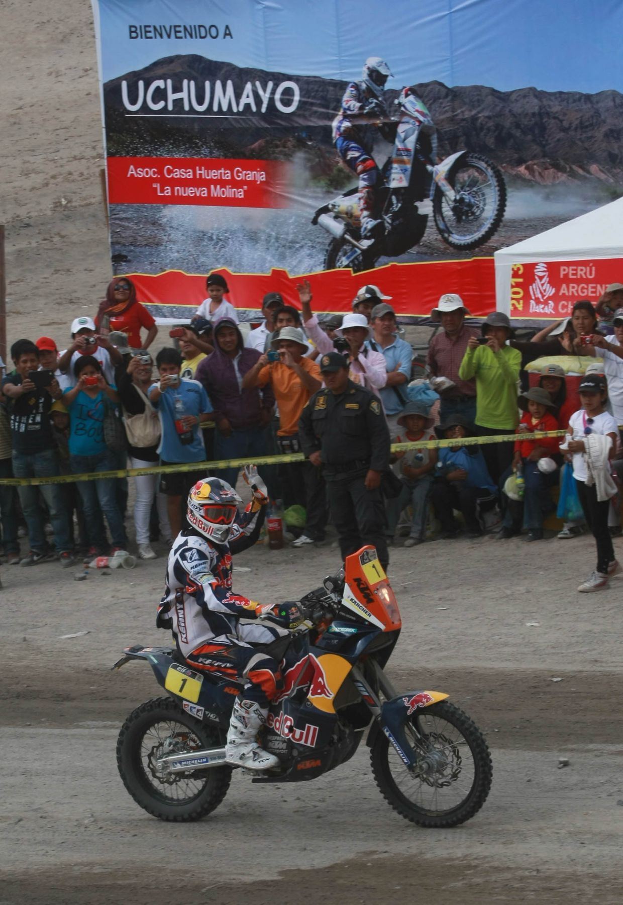 AREQUIPA, PERÚ - ENERO 08.El motociclista Cyril Depres de Francia en la Rally Dakar cuarta etapa en la ciudad de Arequipa  2013.Foto: ANDINA/Jack Ramón