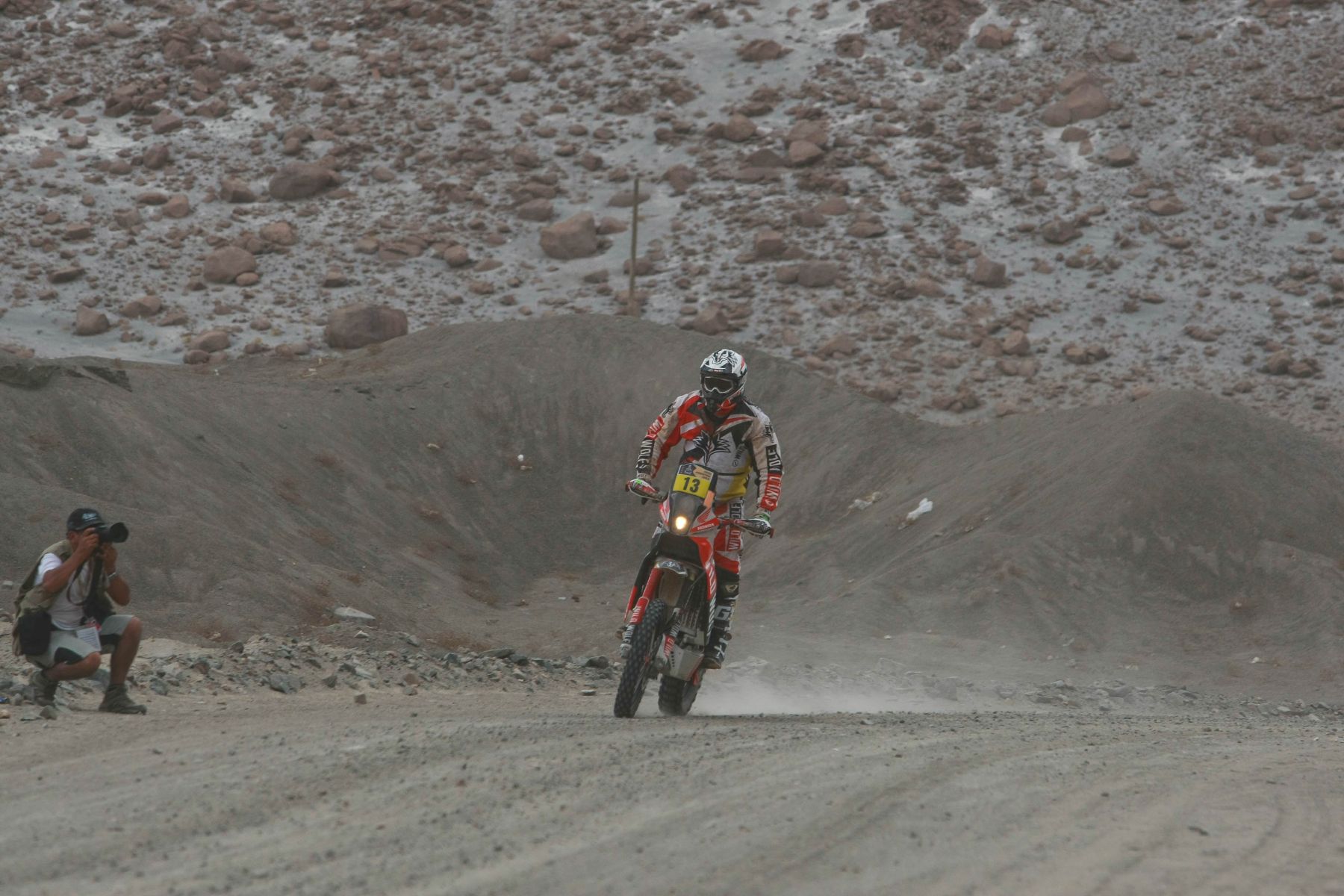 AREQUIPA, PERÚ - ENERO 08.El motociclista Gerard Farres de España en el Rally Dakar cuarta etapa en la ciudad de Arequipa  2013.Foto: ANDINA/Jack Ramón