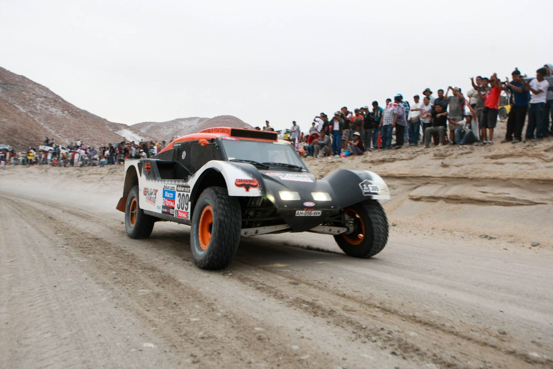 AREQUIPA, PERÚ - ENERO 08.El piloto Guerlain Cicherit de Francia en el Rally Dakar cuarta etapa en la ciudad de Arequipa  2013.Foto: ANDINA/Jack Ramón