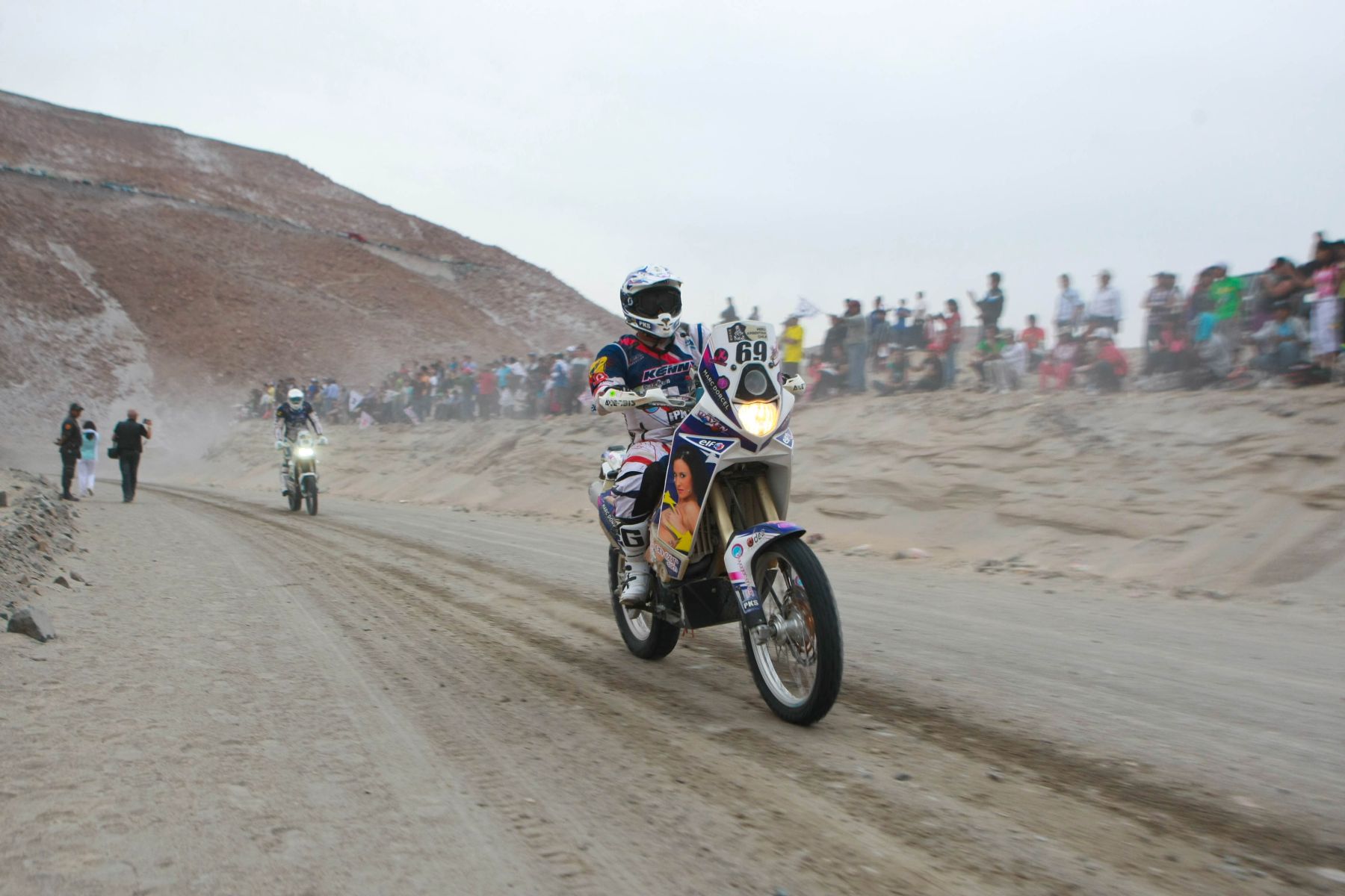 AREQUIPA, PERÚ - ENERO 08.El motociclista Hugo Payen de Francia en el Rally Dakar cuarta etapa en la ciudad de Arequipa  2013.Foto: ANDINA/Jack Ramón