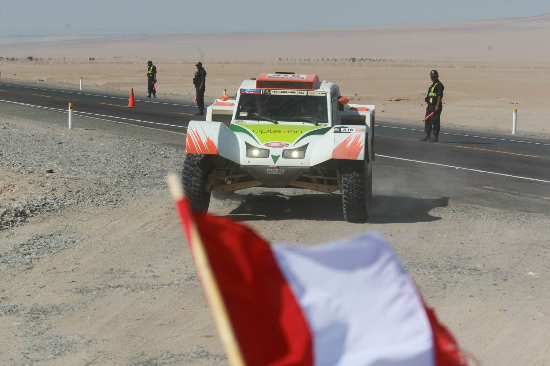 TACNA,PERÚ-ENERO 09.Rally Dakar 2013 deja suelo peruano  e ingresa al vecino pais de  Chile.Foto: ANDINA/Jack Ramón