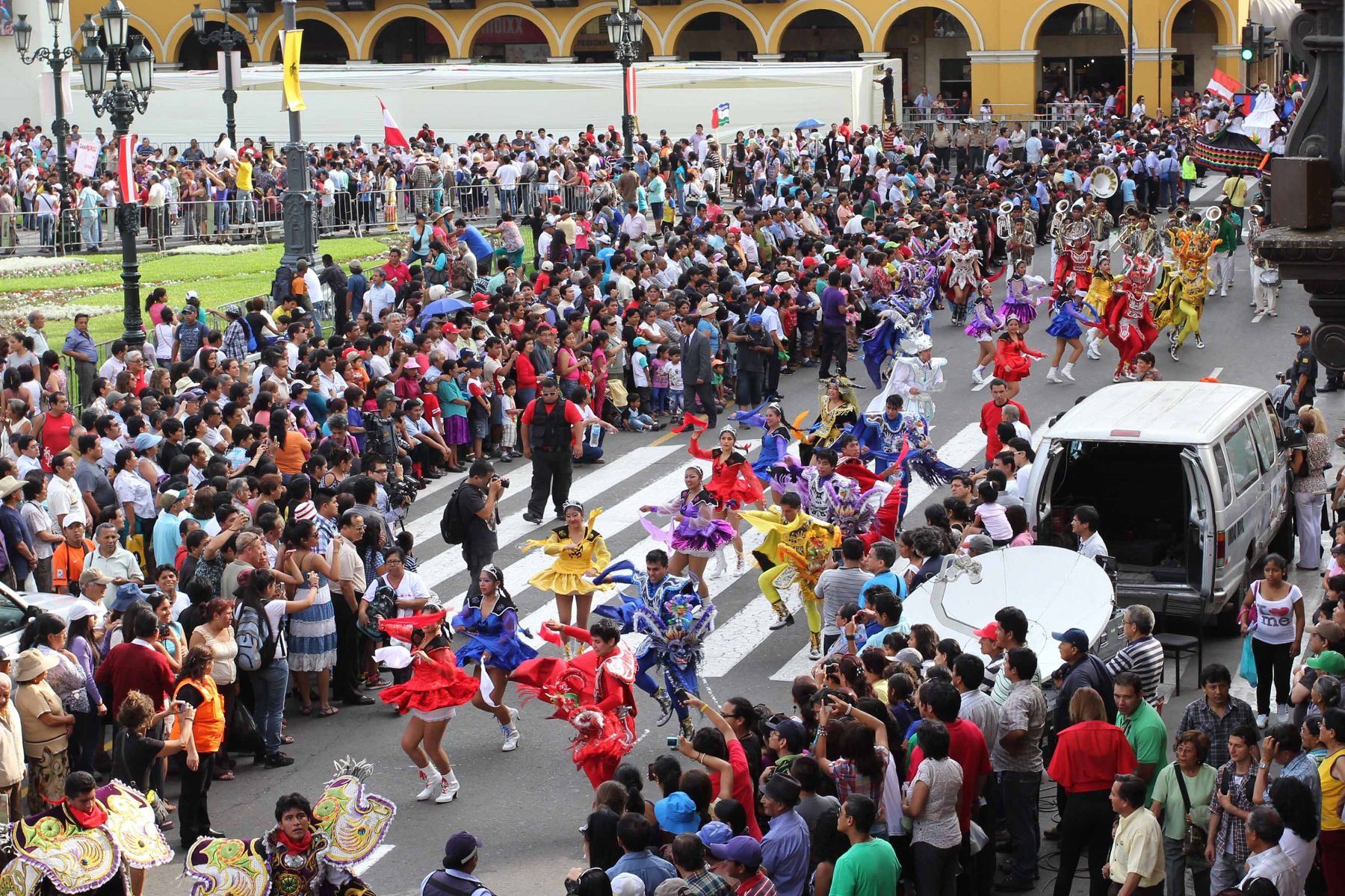 Colorido pasacalle dio inicio de serenata por el 478 aniversario de Lima. Foto: Municipalidad de Lima.