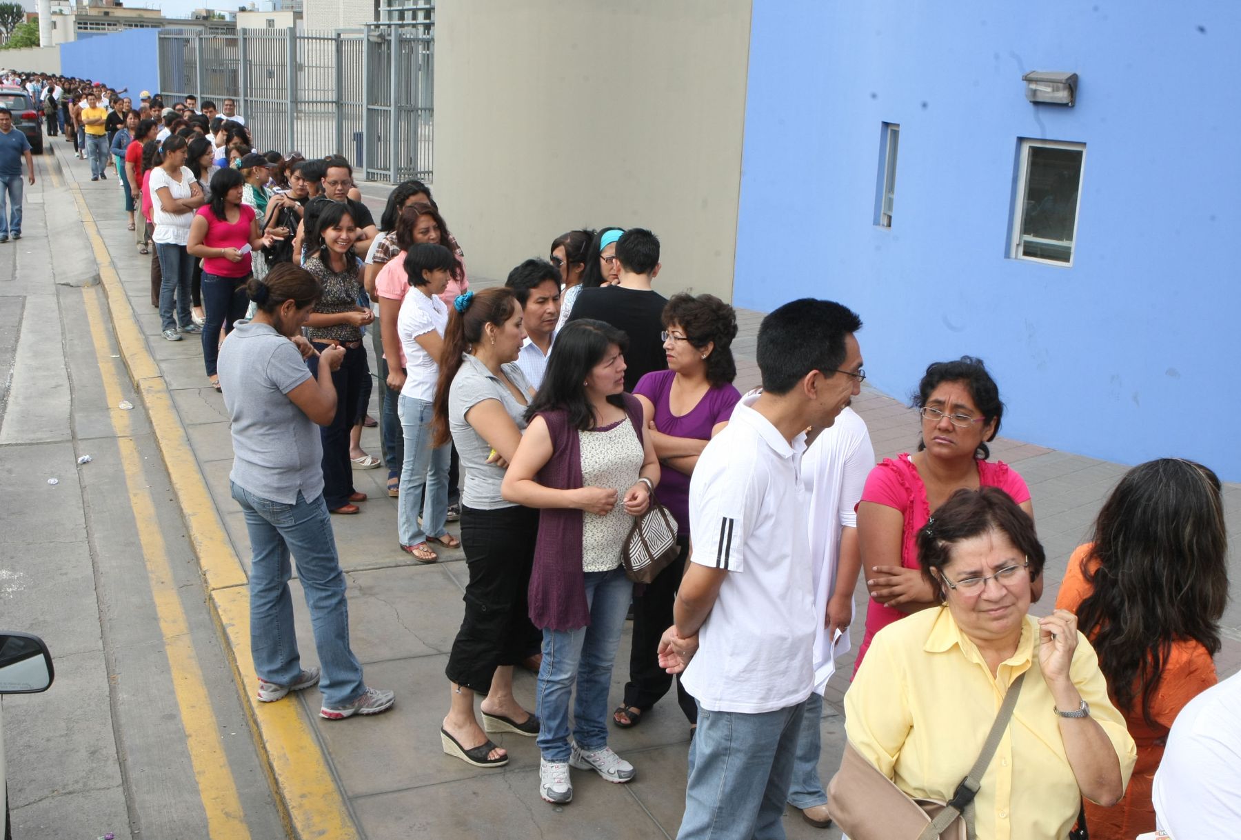 Docentes postulantes hacen cola para ingresar al colegio Alfonso Ugarte, en San Isidro,  donde rindieron examen para plazas de contrato 2013. ANDINA/Vidal Tarqui