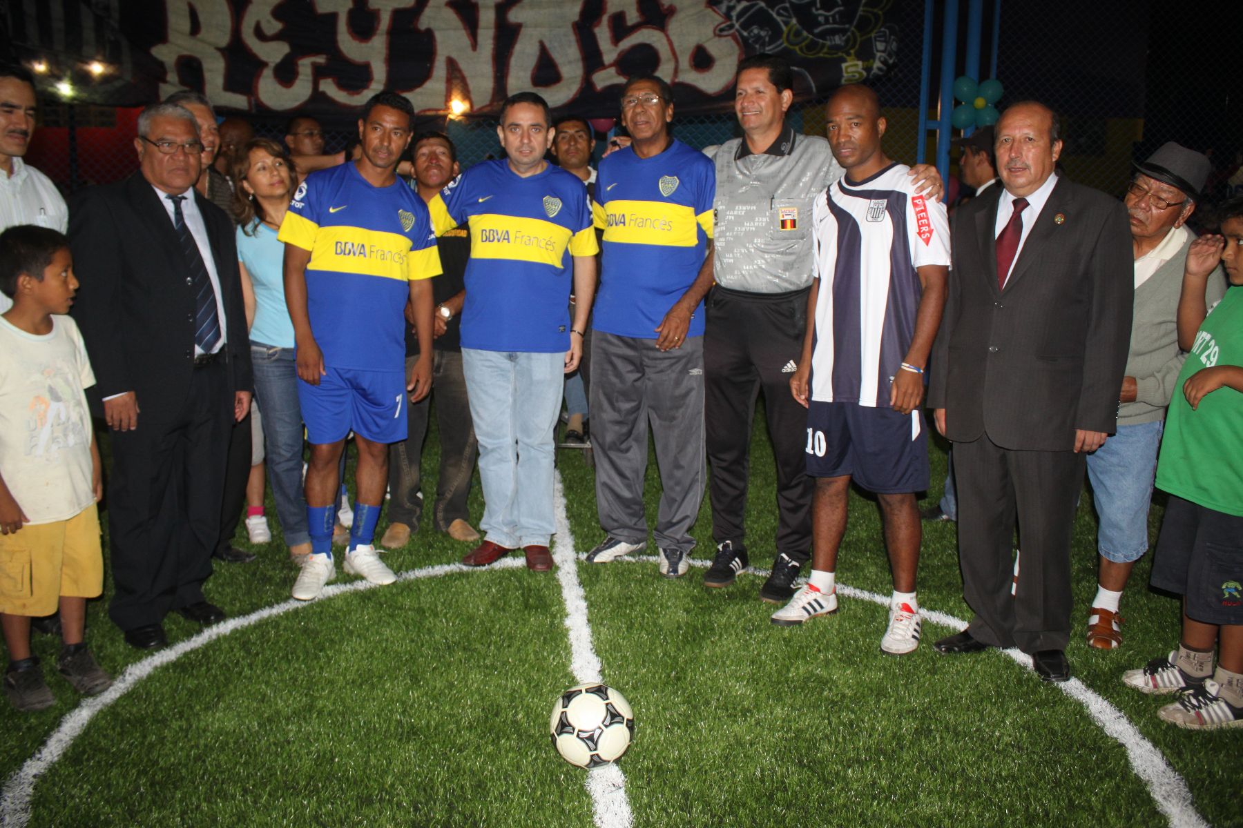 Alcalde de Carmen de la Legua Reynoso, Daniel Lecca (al centro), junto a ex seleccionados de fútbol en la inauguración del complejo deportivo Walter Oyarce en ese distrito. Foto: Municipio de Carmen de la Legua Reynoso