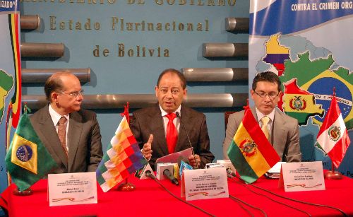 El ministro boliviano de Gobierno, Carlos Romero; el embajador de Brasil en La Paz, Marcel Biato, y el primer secretario de la embajada de Perú, Oliver Valencia, confirman el ´foro academico sobre extinción de dominio. Foto: ABI.