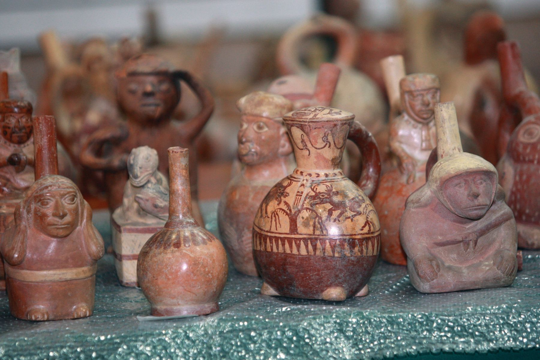 LIMA, PERÚ- FEBRERO- 9- La Policia Nacional recupera  parte de una colección  de cerámicas precolombinas (huacos) Foto: ANDINA/Norman Córdova