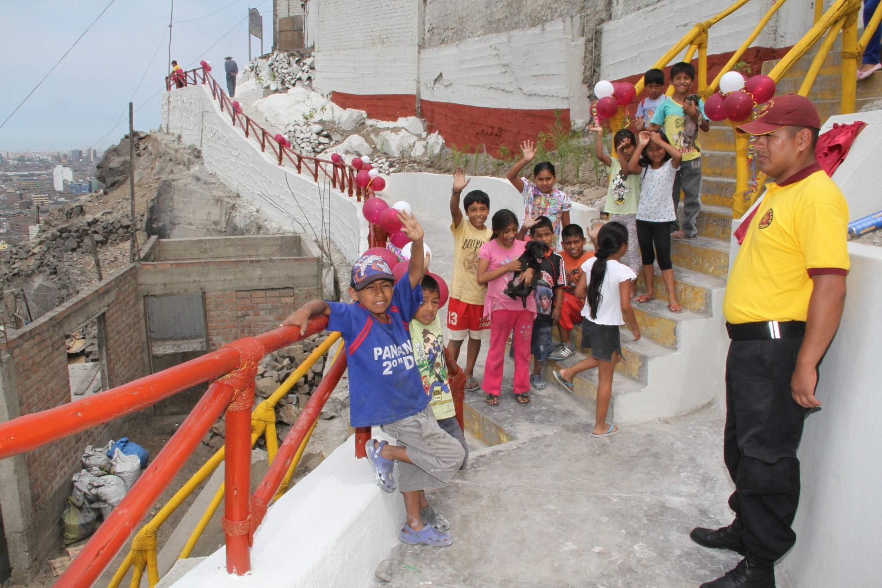 Pobladores del cerro El Pino cuentan con muros de contención y veredas nuevas construidas por el municipio de La Victoria.  Foto: Municipalidad de La Victoria.