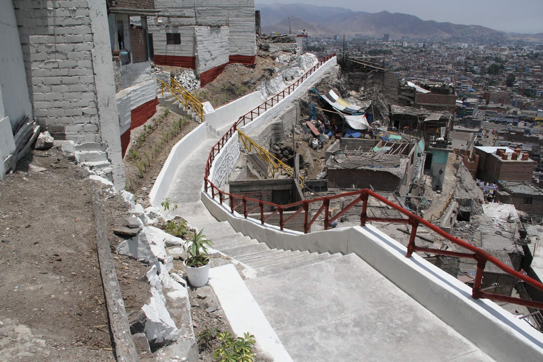 Pobladores del cerro El Pino cuentan con muros de contención y veredas nuevas construidas por el municipio de La Victoria. Foto: Municipio de La Victoria.