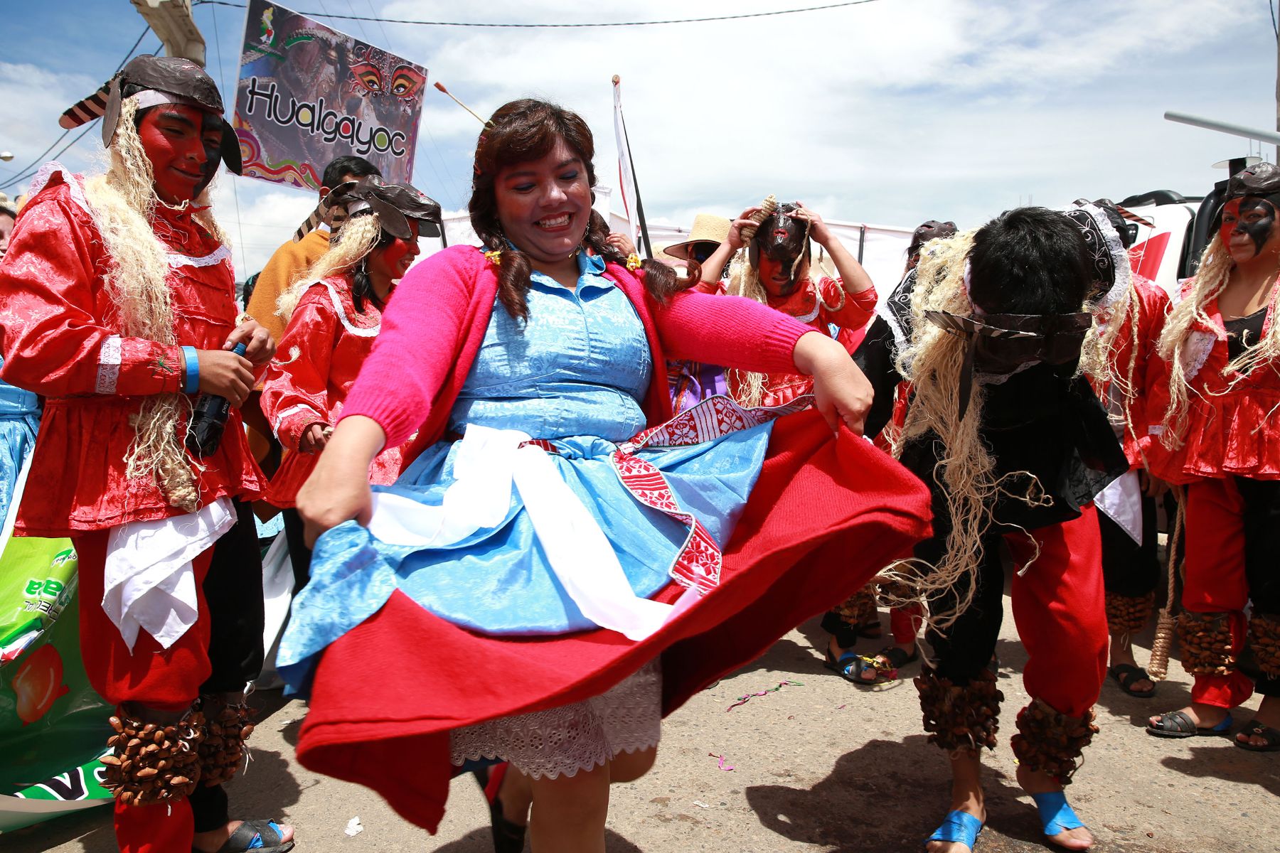 CAJAMARCA, PERÚ-FEBRERO 11. Carnaval de Cajamarca inunda de color las calles de la ciudad norandina. Foto: ANDINA/Carlos Lezama.