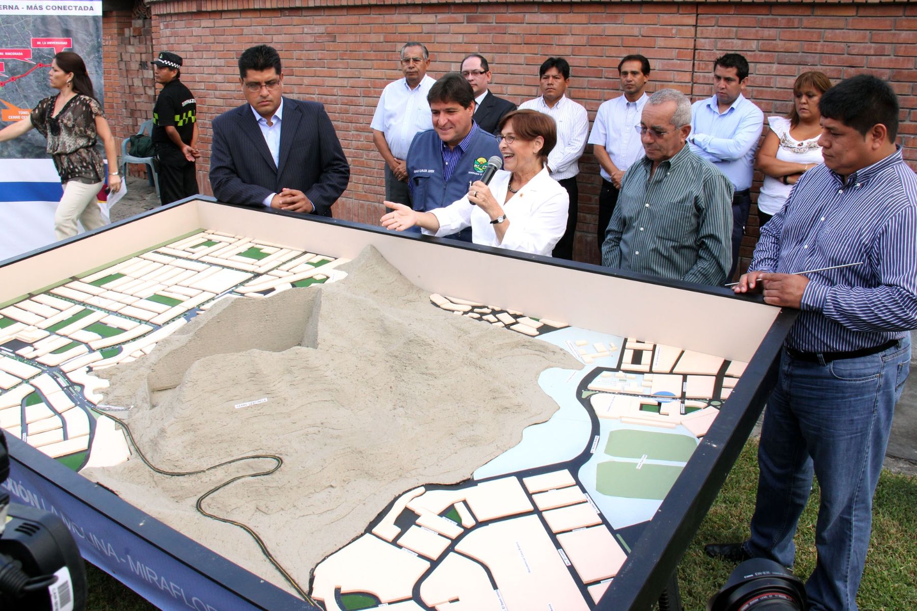 Villarán presentó el proyecto en presencia de los alcaldes Juan Carlos Zurek (La Molina), Roberto Gómez Baca (Surco), Marco Álvarez (San Borja) y José Huamaní (Surquillo). Foto: ANDINA/MML.