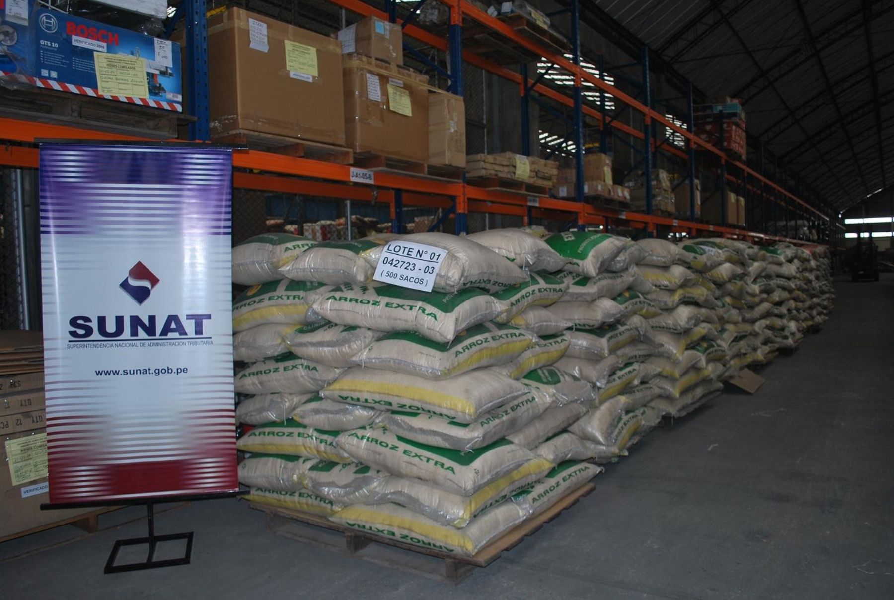 Sacos de arroz forman parte también del cargamento que entregó la Sunat como donación.