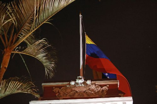 Embajada de Venezuela en Lima luce bandera a media asta en señal de duelo por fallecimiento de presidente Hugo Chávez. ANDINA/Carlos Lezama