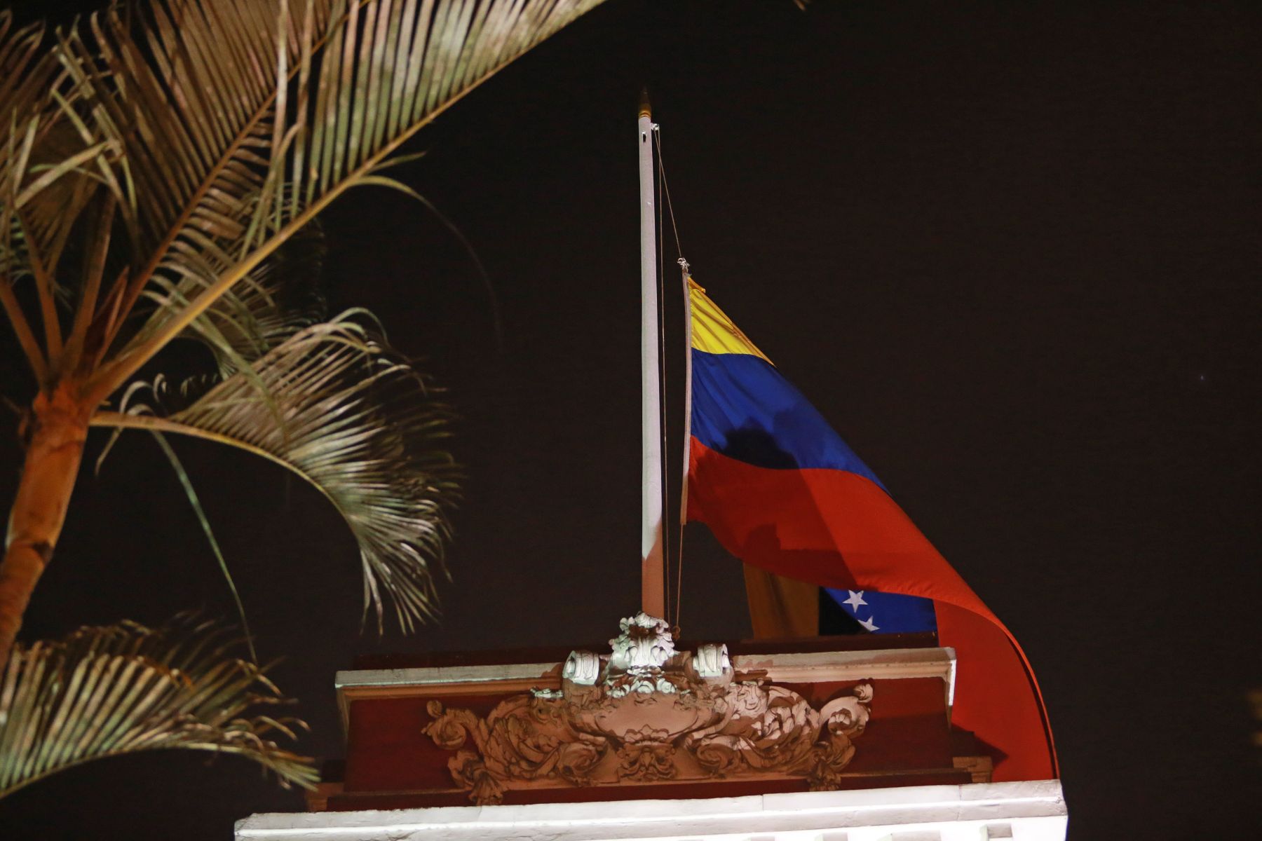 Embajada de Venezuela en Lima luce bandera a media asta en señal de duelo por fallecimiento de presidente Hugo Chávez. ANDINA/Carlos Lezama