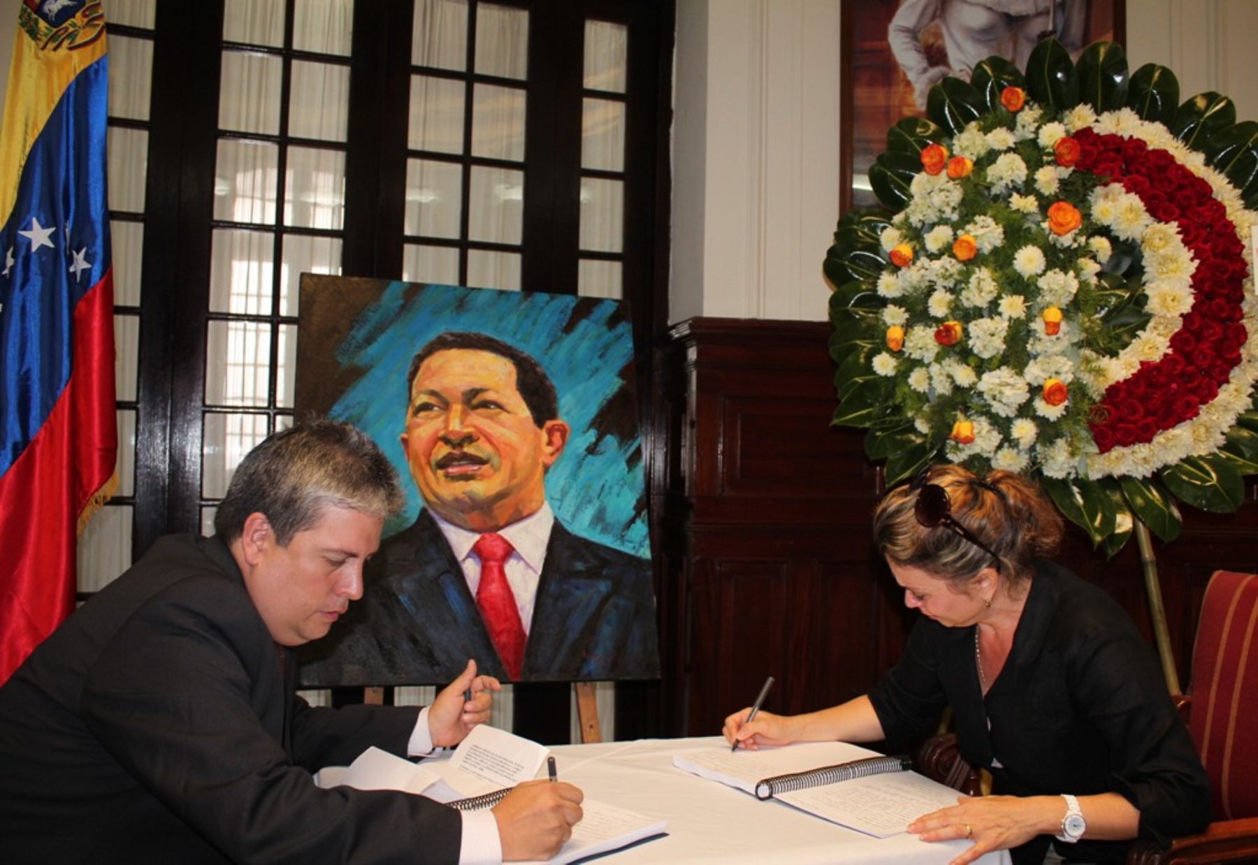 Firman Libro de Condolencias en la Embajada de Venezuela en Perú. Foto: ANDINA.