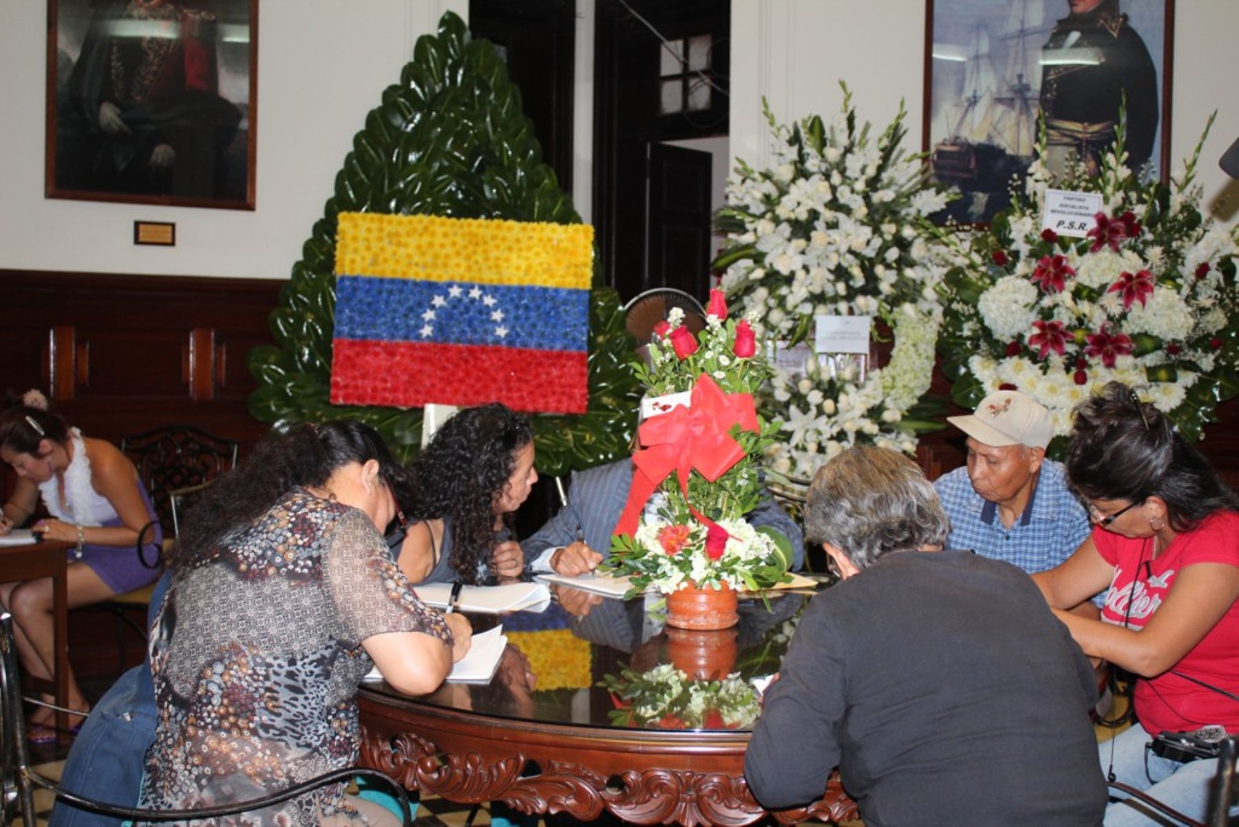 Firman Libro de Condolencias en la embajada de Venezuela en Perú. Foto: ANDINA.