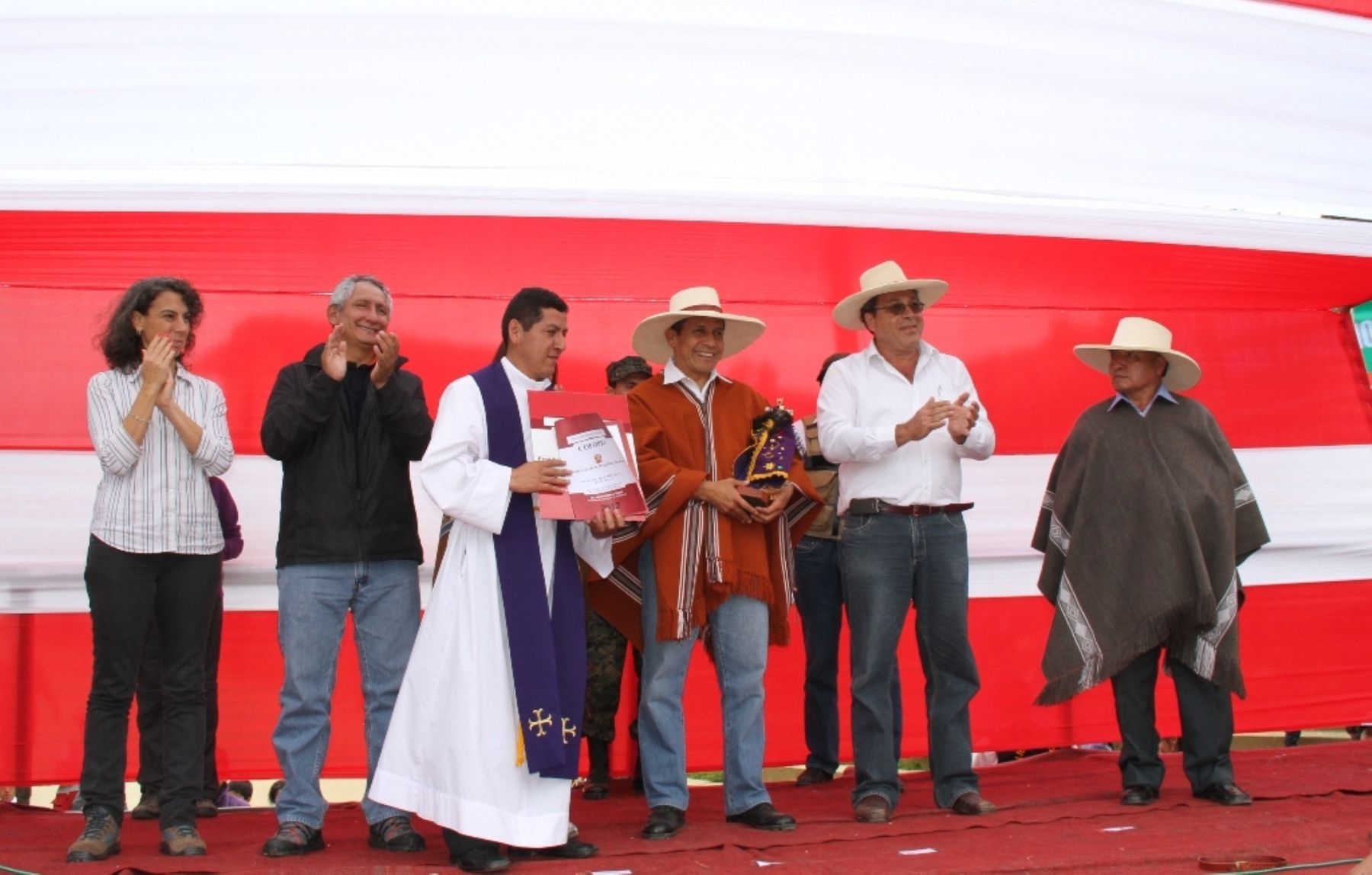 El párroco del santuario del Señor Cautivo de Ayabaca, Wilmer Niño Merino, entregó una réplica de la imagen del santo patrón al presidente Ollanta Humala.