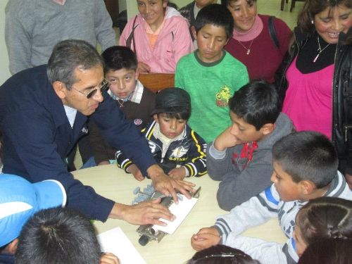 Invidente explica al público cómo se realiza la lectura a través del sistema Braille. Foto: ANDINA/Biblioteca Nacional