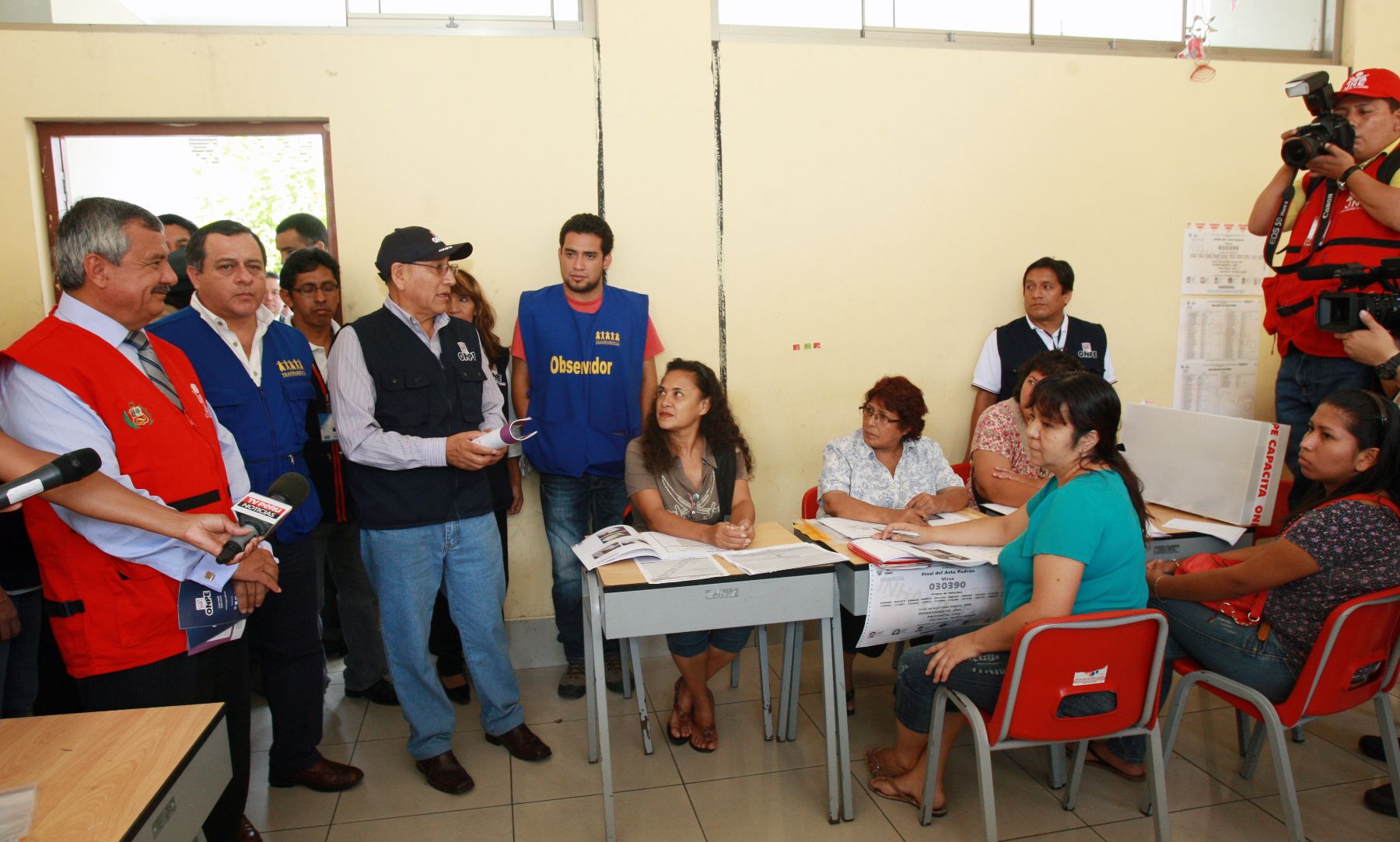 LIMA,PERÚ-MARZO 10. Francisco Tavara,Presidente del JNE y Mariano Cucho, jefe de la ONPE , supervisan capacitación de miembros de mesa Foto: ANDINA/Norman Córdova.