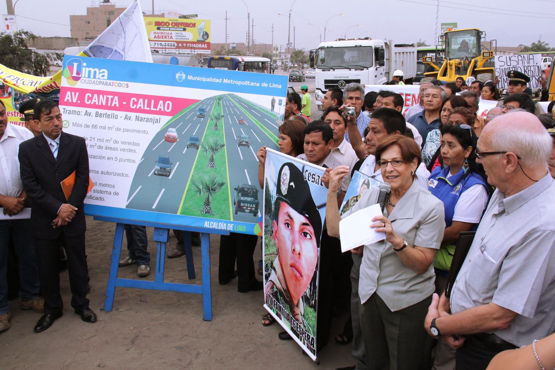 Alcaldesa de Lima, Susana Villarán, explica a vecinos alcance de obras de construcción y rehabilitación de avenida Canta Callao, en San Martín de Porres. Foto: Municipalidad de Lima.