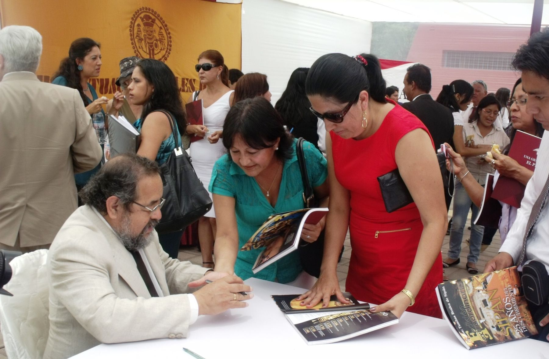 Walter Alva autografió los ejemplares de la obra dedicada a los 25 años del descubrimiento del Señor de Sipán.