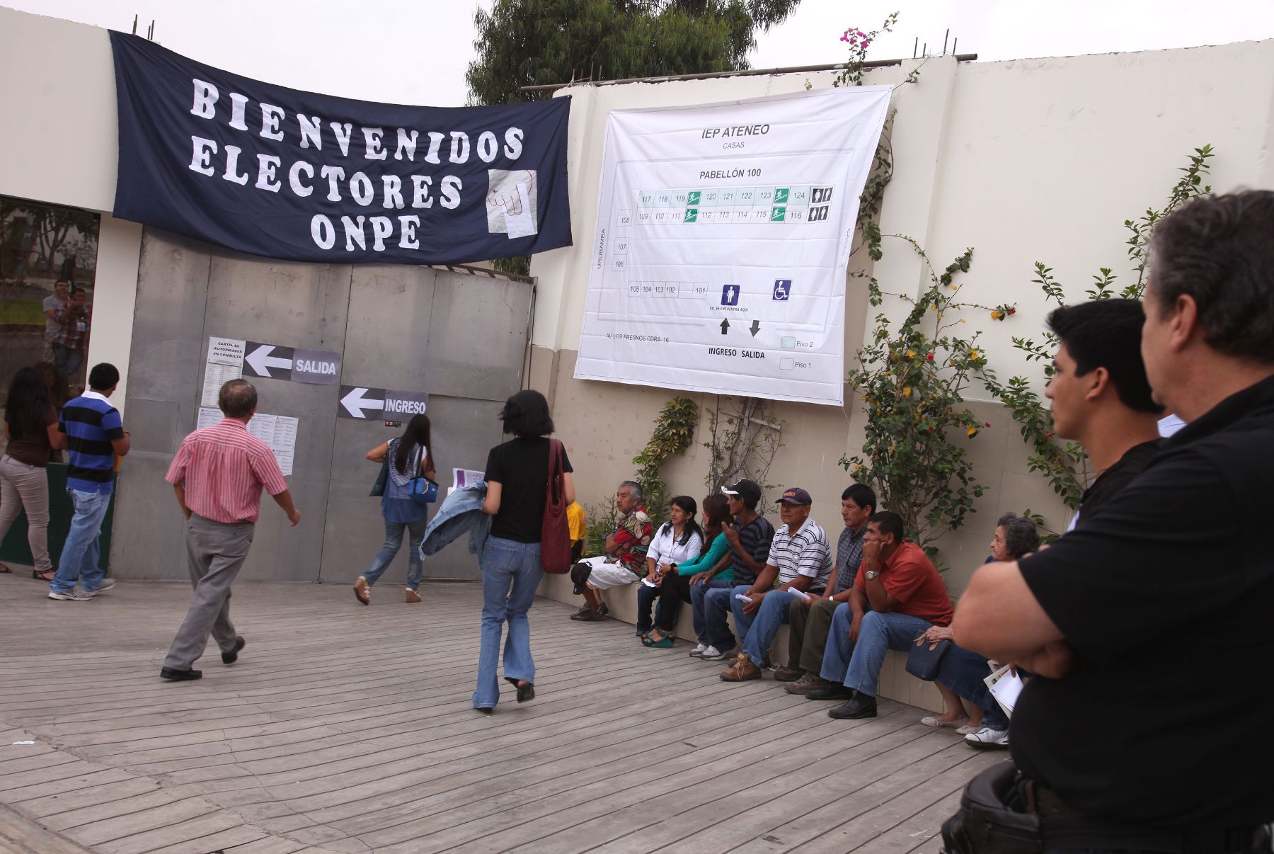 LIMA,PERÚ-MARZO 17. Electores hacen cola en las afueras del colegio para ingresar a sufragar.
Foto: ANDINA/archivo.